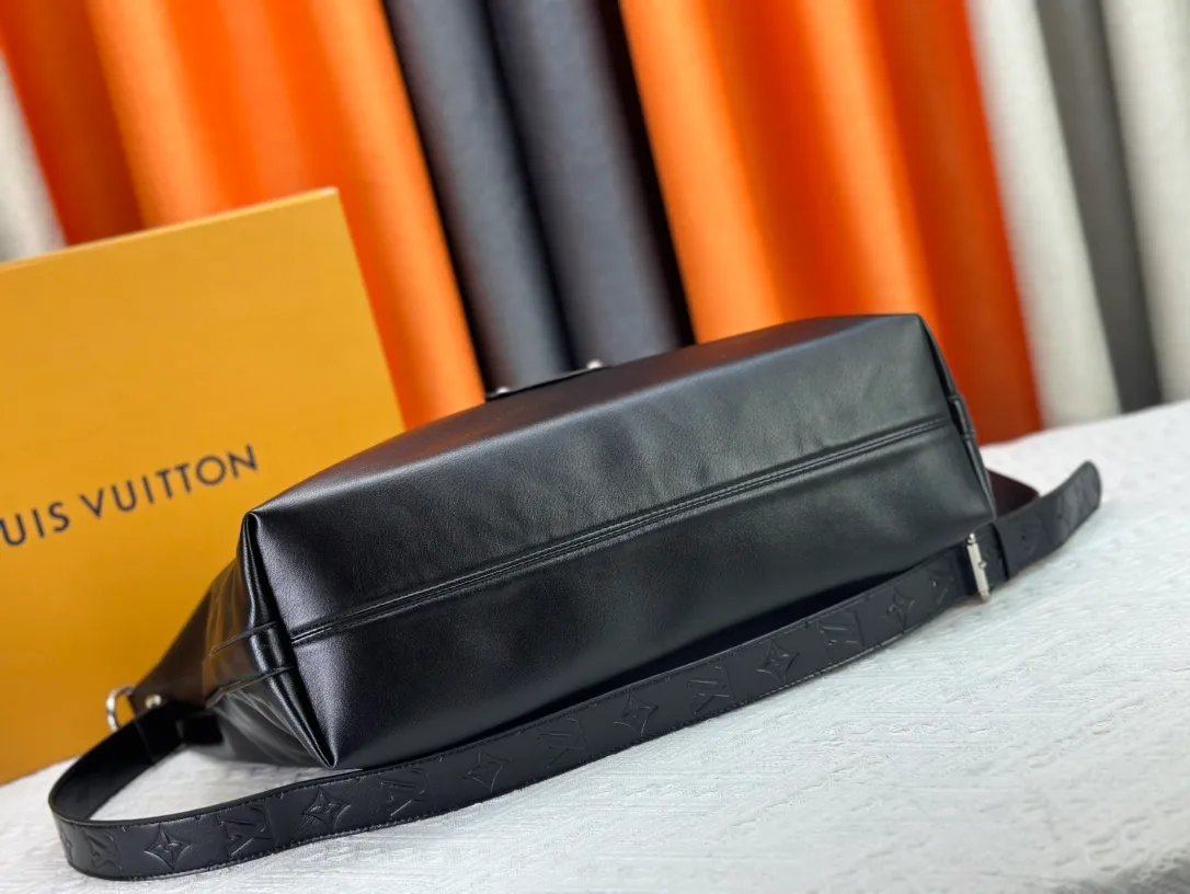 P280 LV METIS handbag M14018 M13986 Smart, intelligent and meticulously crafted, Métis made of Monogram canvas fulfills its promise with its own attitude. With its emphasis on lines and silhouettes, the Métis handbag combines the versatility required of a modern handbag with the elegance and charm of Louis Vuitton's heritage. Two detachable shoulder straps, can be used to carry, carry or carry on the shoulder. Size 48x36x12cm,