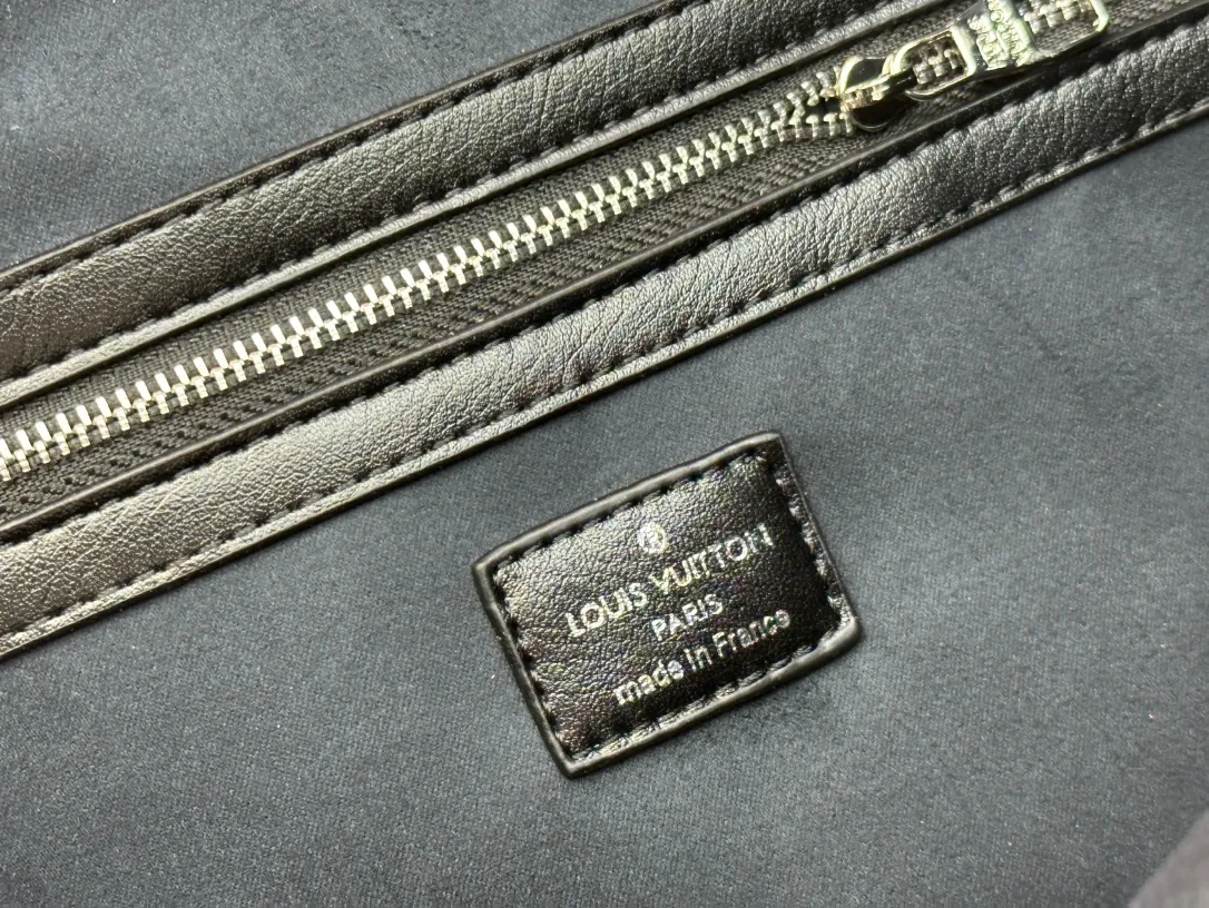 P280 LV METIS handbag M14018 M13986 Smart, intelligent and meticulously crafted, Métis made of Monogram canvas fulfills its promise with its own attitude. With its emphasis on lines and silhouettes, the Métis handbag combines the versatility required of a modern handbag with the elegance and charm of Louis Vuitton's heritage. Two detachable shoulder straps, can be used to carry, carry or carry on the shoulder. Size 48x36x12cm,