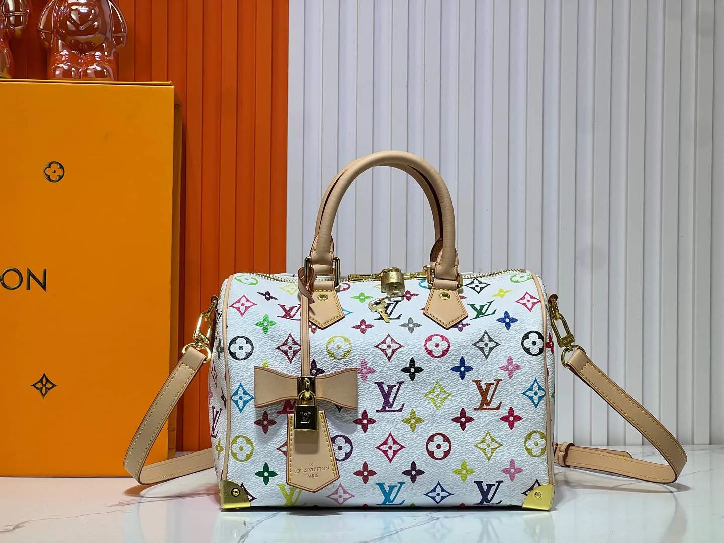 Batch 280💰Upgraded original M13805 M13257 M40390 lv Murakami Takashi co-branded NANOSPEEDY handbag This Nano Speedy handbag combines Monogram canvas and cow leather trim printing, with 33 colorful colors to interpret white tricolor and black tricolor. It has been launched in twelve sections and is very popular around the world and is loved by celebrities and celebrities. 25.0 x 19.0 x 15.0 cm