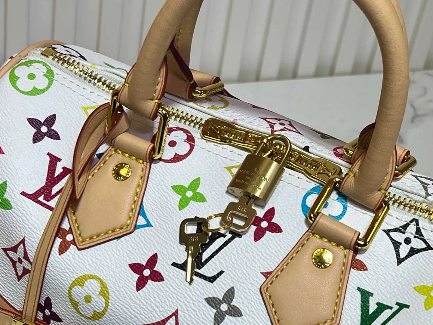 Batch 280💰Upgraded original M13805 M13257 M40390 lv Murakami Takashi co-branded NANOSPEEDY handbag This Nano Speedy handbag combines Monogram canvas and cow leather trim printing, with 33 colorful colors to interpret white tricolor and black tricolor. It has been launched in twelve sections and is very popular around the world and is loved by celebrities and celebrities. 25.0 x 19.0 x 15.0 cm