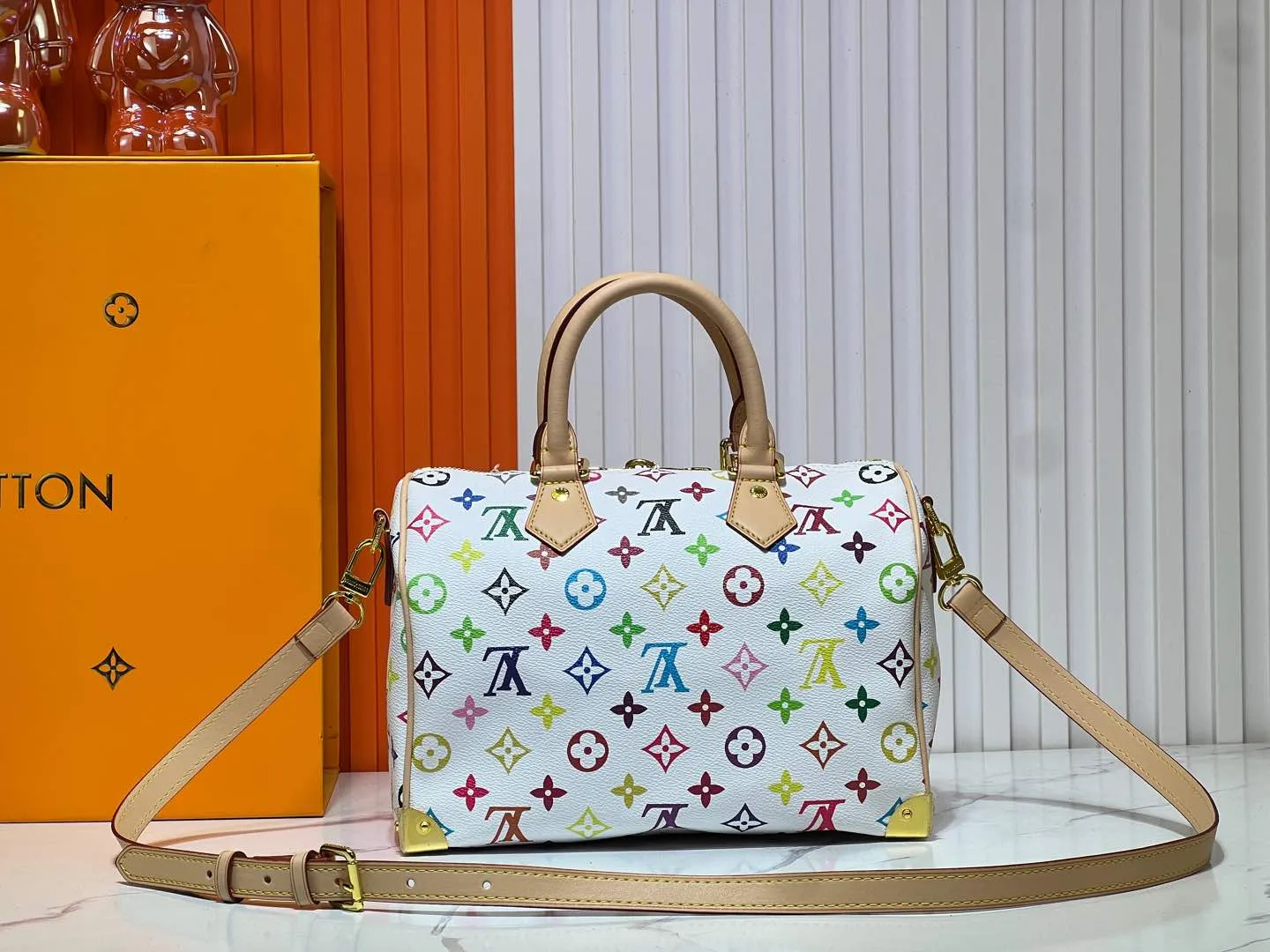 Batch 280💰Upgraded original M13805 M13257 M40390 lv Murakami Takashi co-branded NANOSPEEDY handbag This Nano Speedy handbag combines Monogram canvas and cow leather trim printing, with 33 colorful colors to interpret white tricolor and black tricolor. It has been launched in twelve sections and is very popular around the world and is loved by celebrities and celebrities. 25.0 x 19.0 x 15.0 cm