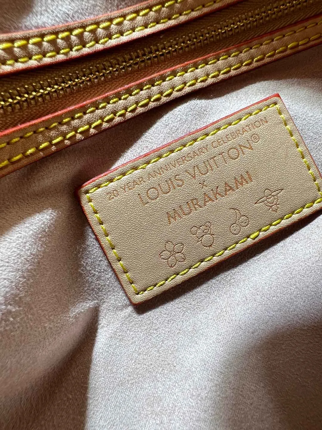 Batch 280💰Upgraded original M13805 M13257 M40390 lv Murakami Takashi co-branded NANOSPEEDY handbag This Nano Speedy handbag combines Monogram canvas and cow leather trim printing, with 33 colorful colors to interpret white tricolor and black tricolor. It has been launched in twelve sections and is very popular around the world and is loved by celebrities and celebrities. 25.0 x 19.0 x 15.0 cm