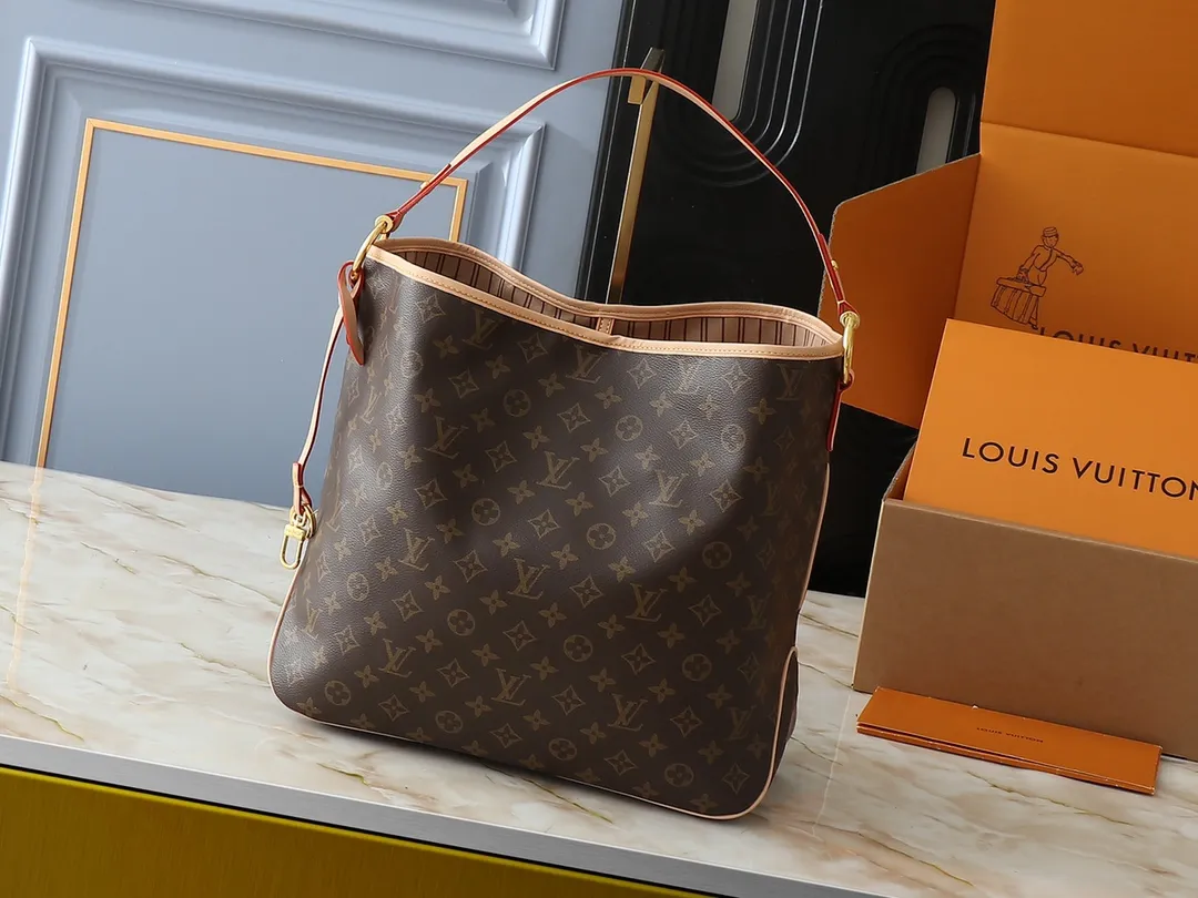 💰260💰Upgraded from the original M50156 Delightful second-hand version shopping bag! When you spend your workday in the city and your weekend at the beach, you don’t need to change your bag, because this fashionable, summery damier azur canvas calvi bag can be used for both work and beach vacations. This roomy tote features a large opening for easy access, convenient compartments and pockets to keep everything organized, and a vibrant garnet fabric lining adds a splash of color for a sunny summer mood. size: 41.0×33.0×15.0 cm.