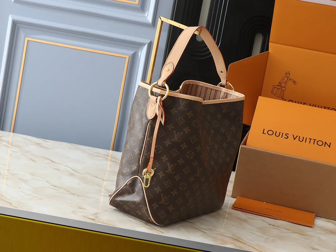 💰260💰Upgraded from the original M50156 Delightful second-hand version shopping bag! When you spend your workday in the city and your weekend at the beach, you don’t need to change your bag, because this fashionable, summery damier azur canvas calvi bag can be used for both work and beach vacations. This roomy tote features a large opening for easy access, convenient compartments and pockets to keep everything organized, and a vibrant garnet fabric lining adds a splash of color for a sunny summer mood. size: 41.0×33.0×15.0 cm.