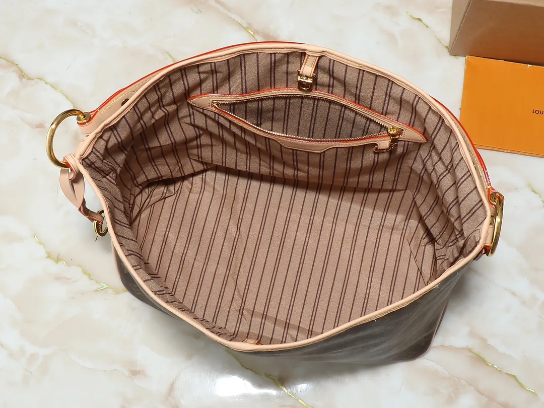 💰260💰Upgraded from the original M50156 Delightful second-hand version shopping bag! When you spend your workday in the city and your weekend at the beach, you don’t need to change your bag, because this fashionable, summery damier azur canvas calvi bag can be used for both work and beach vacations. This roomy tote features a large opening for easy access, convenient compartments and pockets to keep everything organized, and a vibrant garnet fabric lining adds a splash of color for a sunny summer mood. size: 41.0×33.0×15.0 cm.