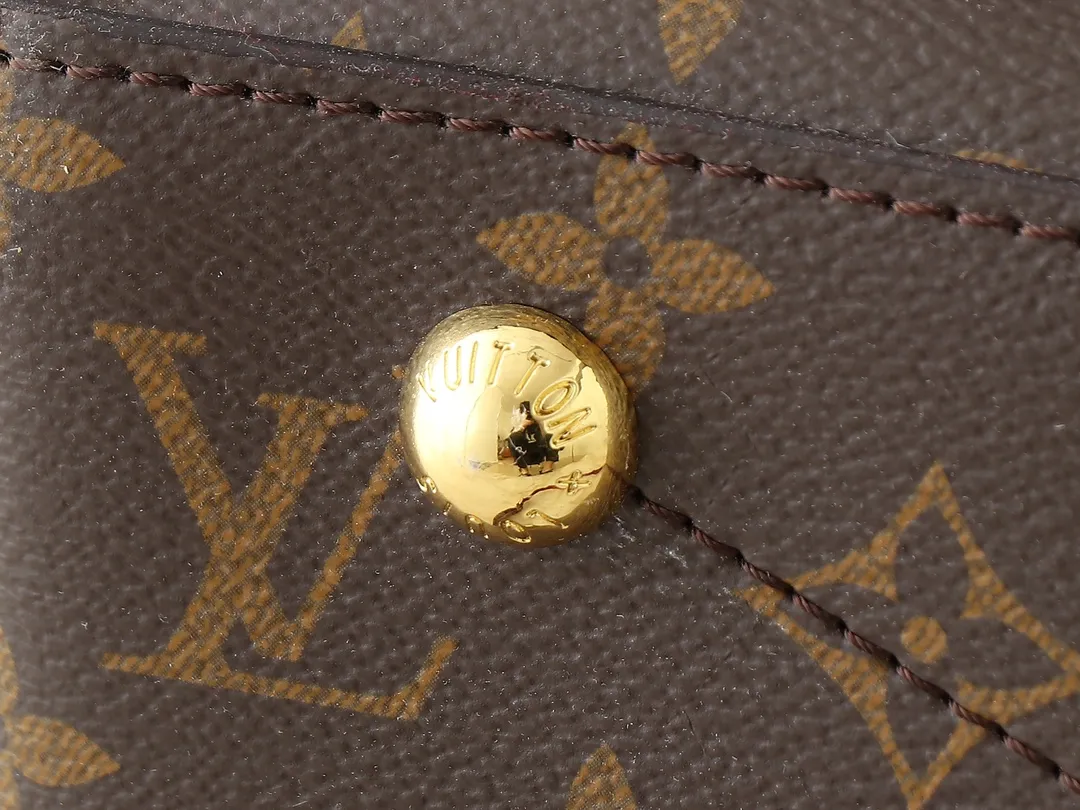 💰240💰Upgraded from the original M45522, 43170. This MONOGRAM canvas material is a new style of Melie handbag, a fashionable must-have item. Veau Cachemire leather material. Full leather embossed woven wrist double bag shopping bag. Lightweight and comfortable to carry. Unique vertical and narrow shape with modern style. Zipper pocket with metal engraved zipper puller for more personality. Size: 33x16x30cm