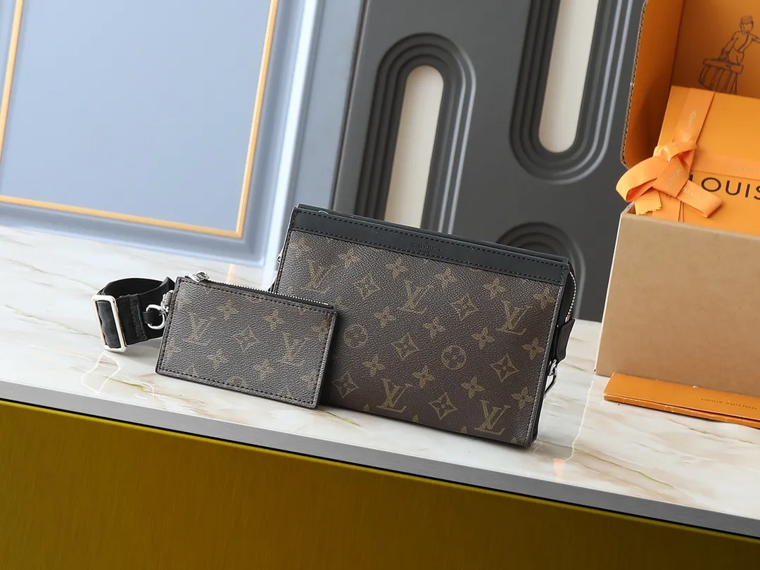 💰160💰Upgraded original M81124 black flower presbyopic M81115 embossed Alpha Wearable wallet combines Monogram Eclipse canvas and leather trim, can accommodate mobile phones and small wallets. The wide-mouth design and side bellows structure make it easy to take in and out, and the adjustable shoulder strap allows for a variety of carrying methods. Detailed features18.5 x 11 x 6.5cm