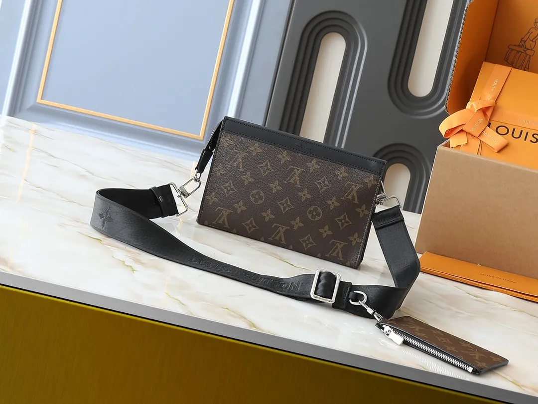 💰160💰Upgraded original M81124 black flower presbyopic M81115 embossed Alpha Wearable wallet combines Monogram Eclipse canvas and leather trim, can accommodate mobile phones and small wallets. The wide-mouth design and side bellows structure make it easy to take in and out, and the adjustable shoulder strap allows for a variety of carrying methods. Detailed features18.5 x 11 x 6.5cm