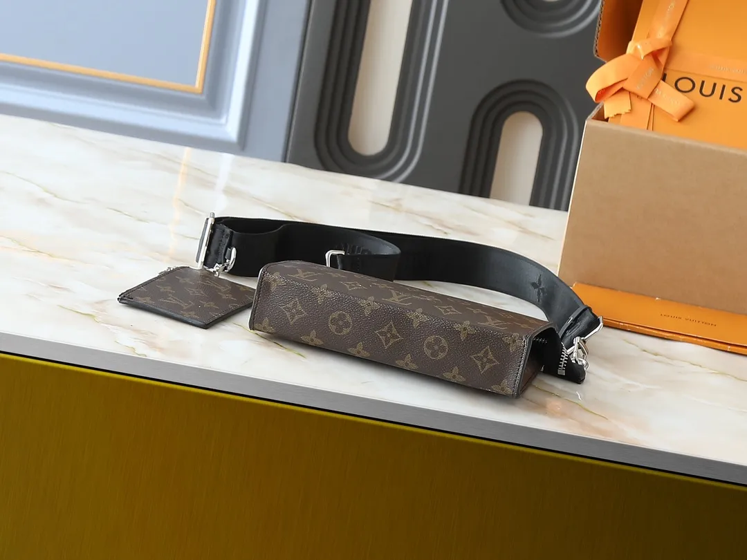 💰160💰Upgraded original M81124 black flower presbyopic M81115 embossed Alpha Wearable wallet combines Monogram Eclipse canvas and leather trim, can accommodate mobile phones and small wallets. The wide-mouth design and side bellows structure make it easy to take in and out, and the adjustable shoulder strap allows for a variety of carrying methods. Detailed features18.5 x 11 x 6.5cm