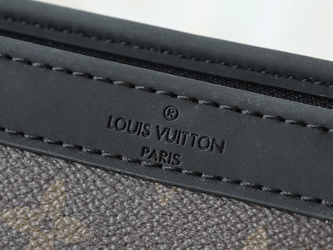 💰160💰Upgraded original M81124 black flower presbyopic M81115 embossed Alpha Wearable wallet combines Monogram Eclipse canvas and leather trim, can accommodate mobile phones and small wallets. The wide-mouth design and side bellows structure make it easy to take in and out, and the adjustable shoulder strap allows for a variety of carrying methods. Detailed features18.5 x 11 x 6.5cm
