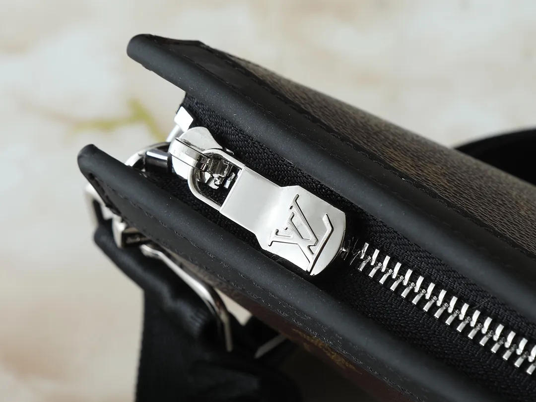 💰160💰Upgraded original M81124 black flower presbyopic M81115 embossed Alpha Wearable wallet combines Monogram Eclipse canvas and leather trim, can accommodate mobile phones and small wallets. The wide-mouth design and side bellows structure make it easy to take in and out, and the adjustable shoulder strap allows for a variety of carrying methods. Detailed features18.5 x 11 x 6.5cm