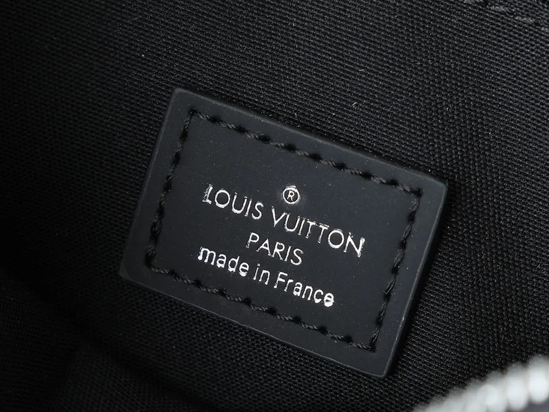 💰160💰Upgraded original M81124 black flower presbyopic M81115 embossed Alpha Wearable wallet combines Monogram Eclipse canvas and leather trim, can accommodate mobile phones and small wallets. The wide-mouth design and side bellows structure make it easy to take in and out, and the adjustable shoulder strap allows for a variety of carrying methods. Detailed features18.5 x 11 x 6.5cm