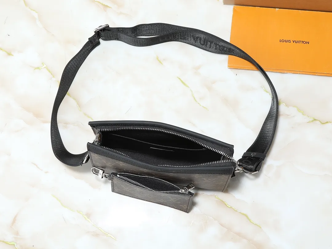 💰160💰Upgraded original M81124 black flower presbyopic M81115 embossed Alpha Wearable wallet combines Monogram Eclipse canvas and leather trim, can accommodate mobile phones and small wallets. The wide-mouth design and side bellows structure make it easy to take in and out, and the adjustable shoulder strap allows for a variety of carrying methods. Detailed features18.5 x 11 x 6.5cm