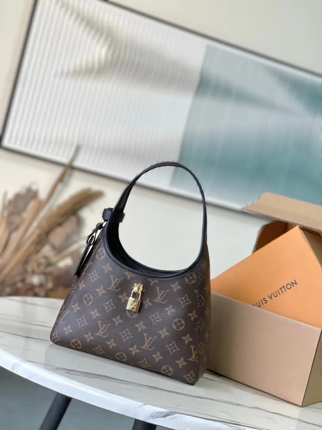 💰880 Top Original Order M12940 This small TheDrop handbag draws inspiration from the Flower Hobo handbag that came out in 2018. It is cut from classic Monogram canvas to create an elegant configuration that combines trendy style with practical functions. A signature padlock adorns the nameplate and is a sophisticated detail along with rich leather trim. It can easily store daily needs and fit in with the rhythm of urban life. Dimensions: 15 × 12 × 28 cm