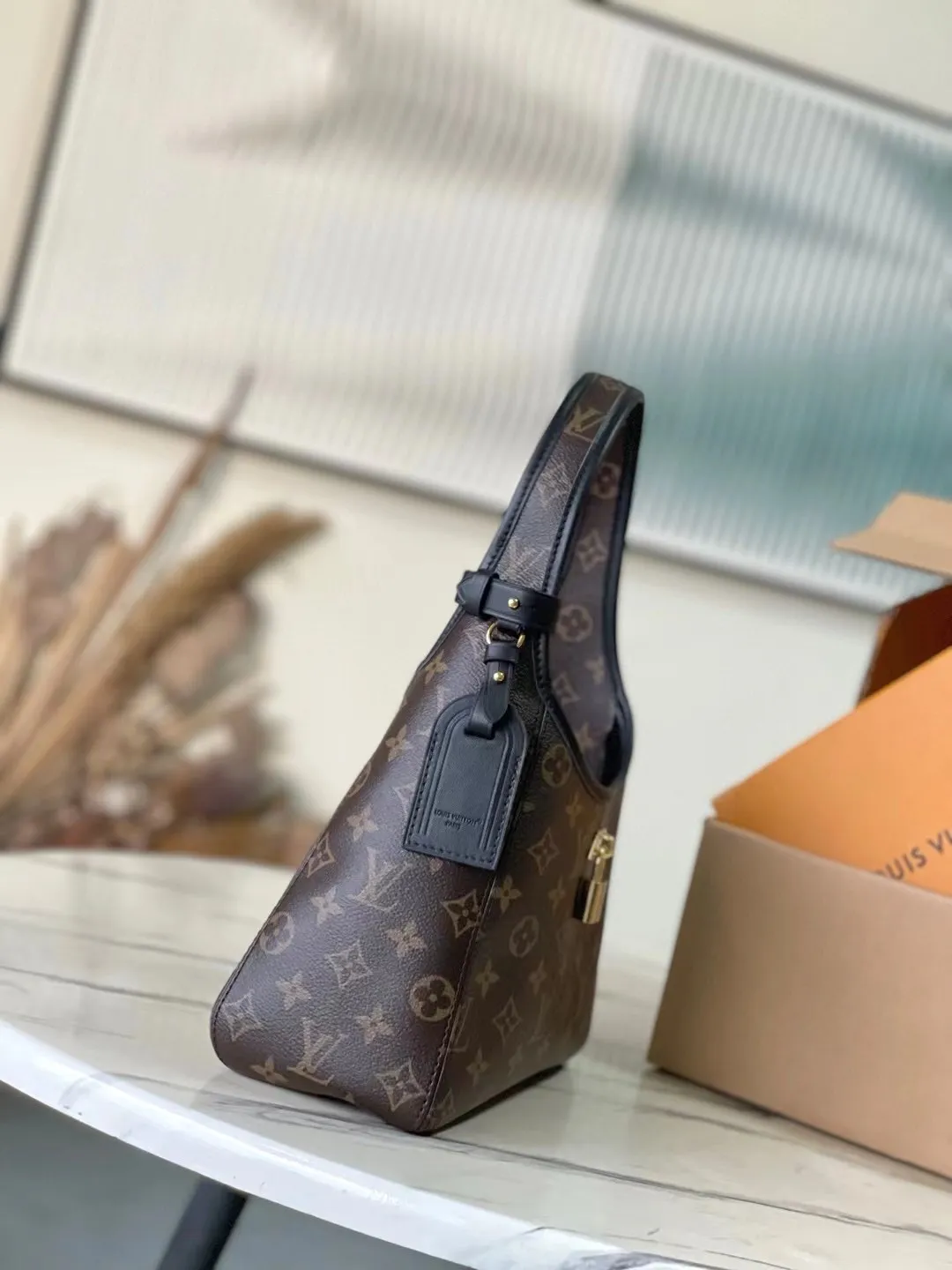💰880 Top Original Order M12940 This small TheDrop handbag draws inspiration from the Flower Hobo handbag that came out in 2018. It is cut from classic Monogram canvas to create an elegant configuration that combines trendy style with practical functions. A signature padlock adorns the nameplate and is a sophisticated detail along with rich leather trim. It can easily store daily needs and fit in with the rhythm of urban life. Dimensions: 15 × 12 × 28 cm