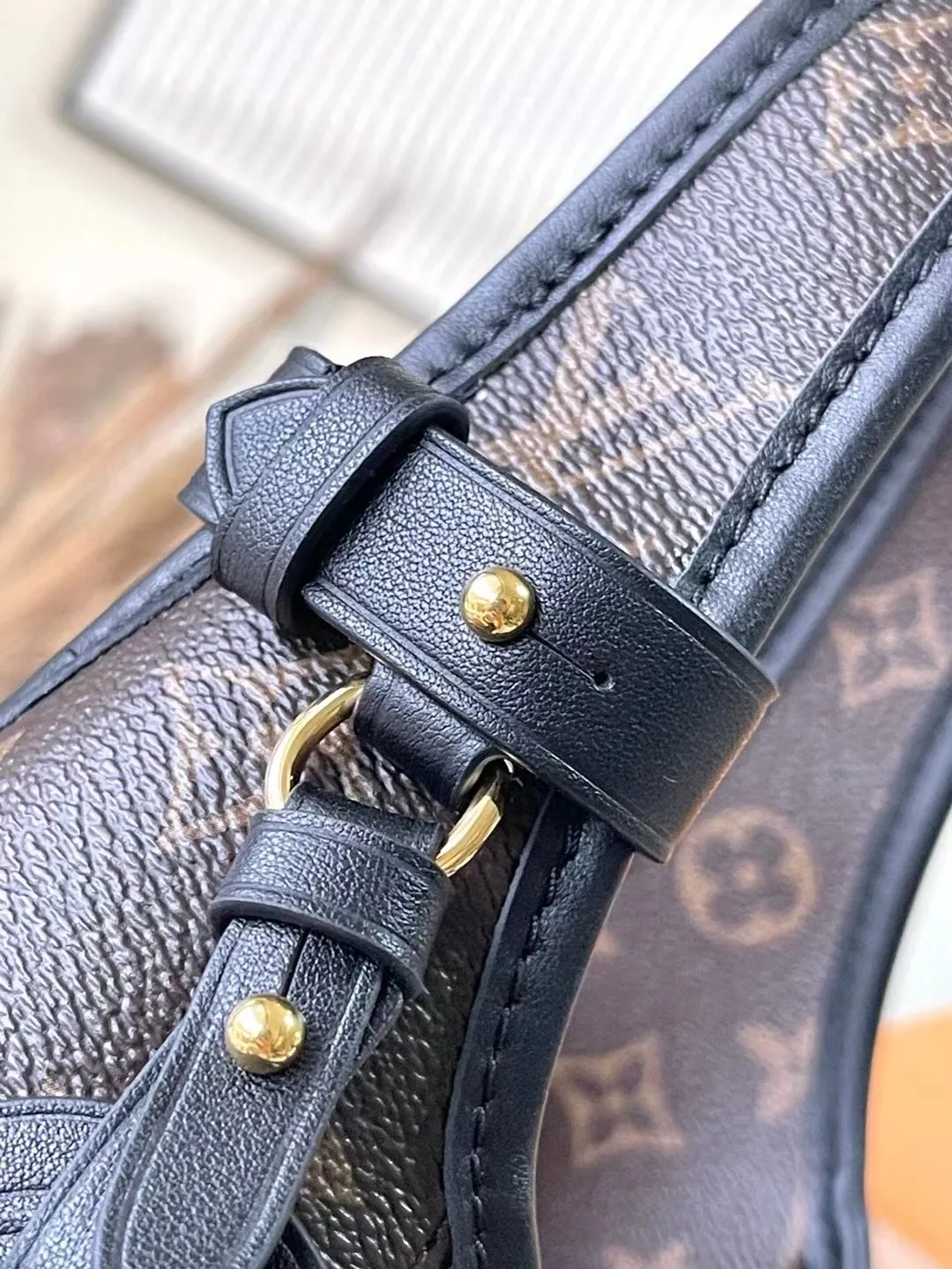 💰880 Top Original Order M12940 This small TheDrop handbag draws inspiration from the Flower Hobo handbag that came out in 2018. It is cut from classic Monogram canvas to create an elegant configuration that combines trendy style with practical functions. A signature padlock adorns the nameplate and is a sophisticated detail along with rich leather trim. It can easily store daily needs and fit in with the rhythm of urban life. Dimensions: 15 × 12 × 28 cm