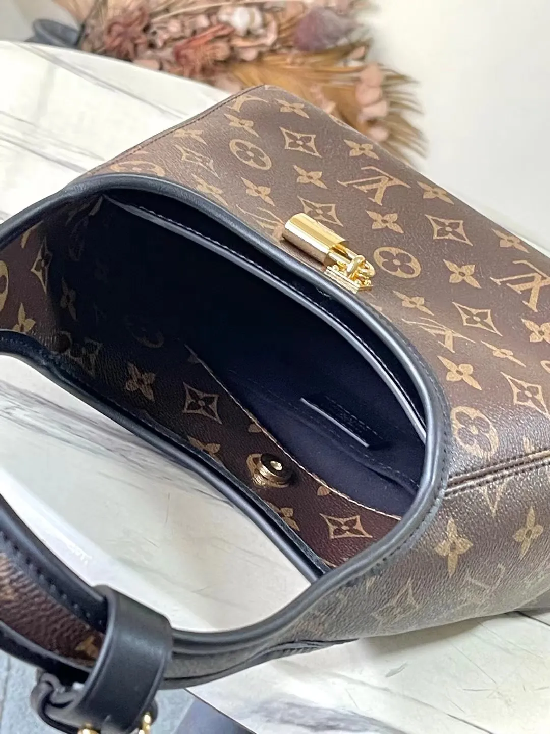 💰880 Top Original Order M12940 This small TheDrop handbag draws inspiration from the Flower Hobo handbag that came out in 2018. It is cut from classic Monogram canvas to create an elegant configuration that combines trendy style with practical functions. A signature padlock adorns the nameplate and is a sophisticated detail along with rich leather trim. It can easily store daily needs and fit in with the rhythm of urban life. Dimensions: 15 × 12 × 28 cm