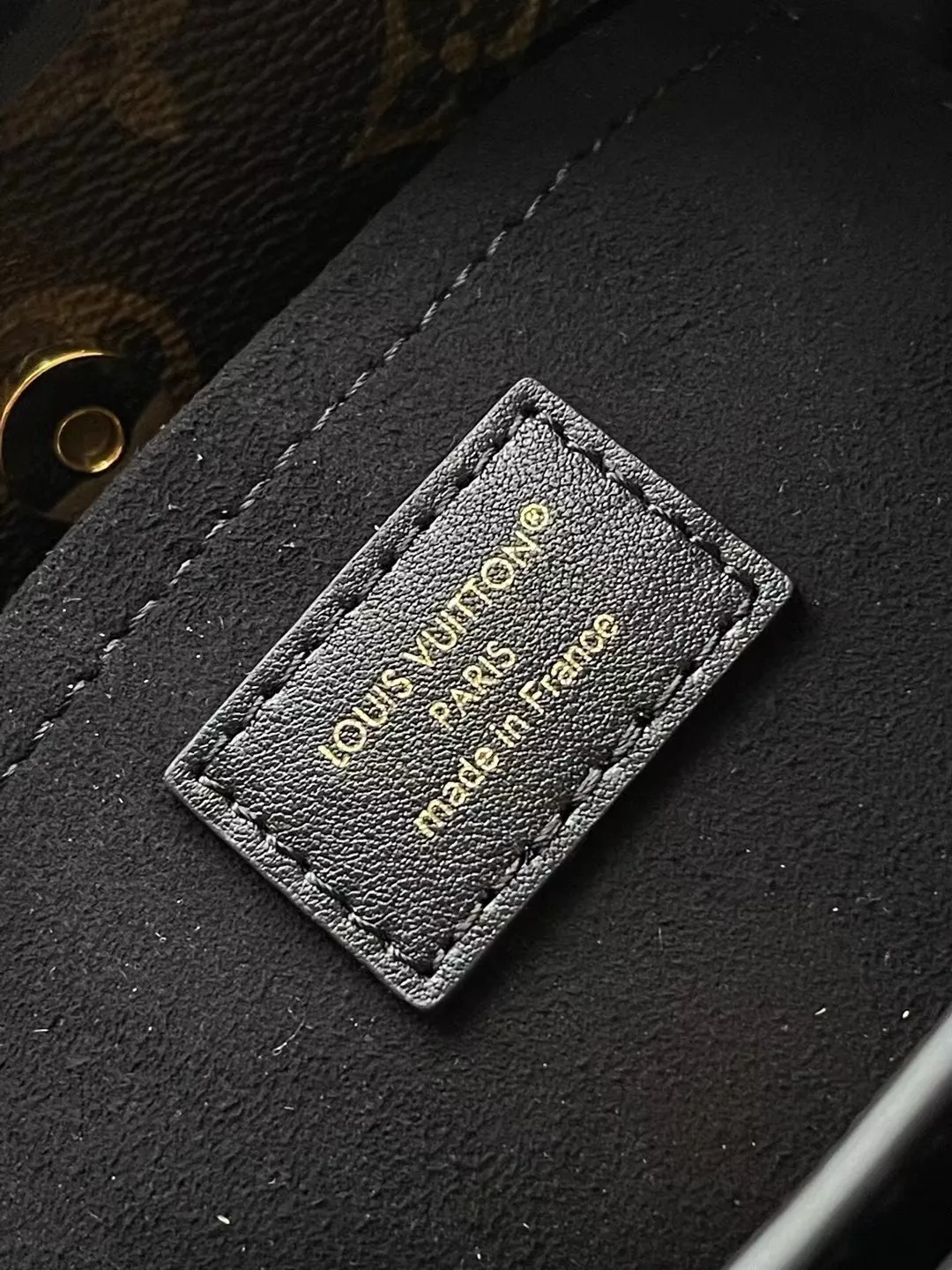 💰880 Top Original Order M12940 This small TheDrop handbag draws inspiration from the Flower Hobo handbag that came out in 2018. It is cut from classic Monogram canvas to create an elegant configuration that combines trendy style with practical functions. A signature padlock adorns the nameplate and is a sophisticated detail along with rich leather trim. It can easily store daily needs and fit in with the rhythm of urban life. Dimensions: 15 × 12 × 28 cm