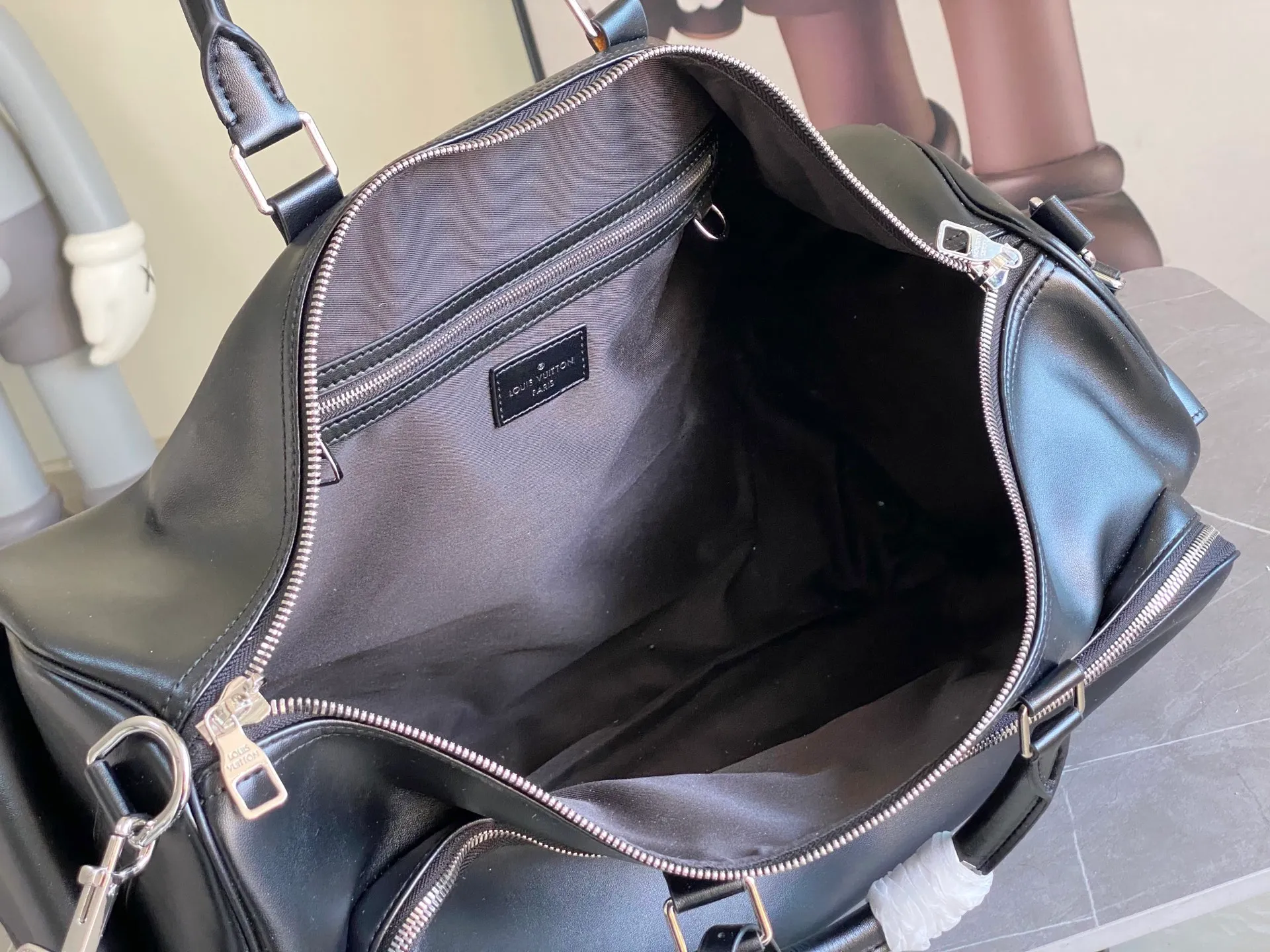 💰1760 (top layer leather) top original order M13992 This Keepall Cargo Bandouliere 50 travel bag is made of glossy cow leather dip-dyed in dark tones, allowing the classic design to capture the changes of light and shadow between movement and stillness, showing Pharrell Wiliams' inspirational exploration of the blurred night. The LV letter decoration and zipper puller on the zipper outer bag add a metallic luster. Dimensions: 52 × 23 × 29 cm