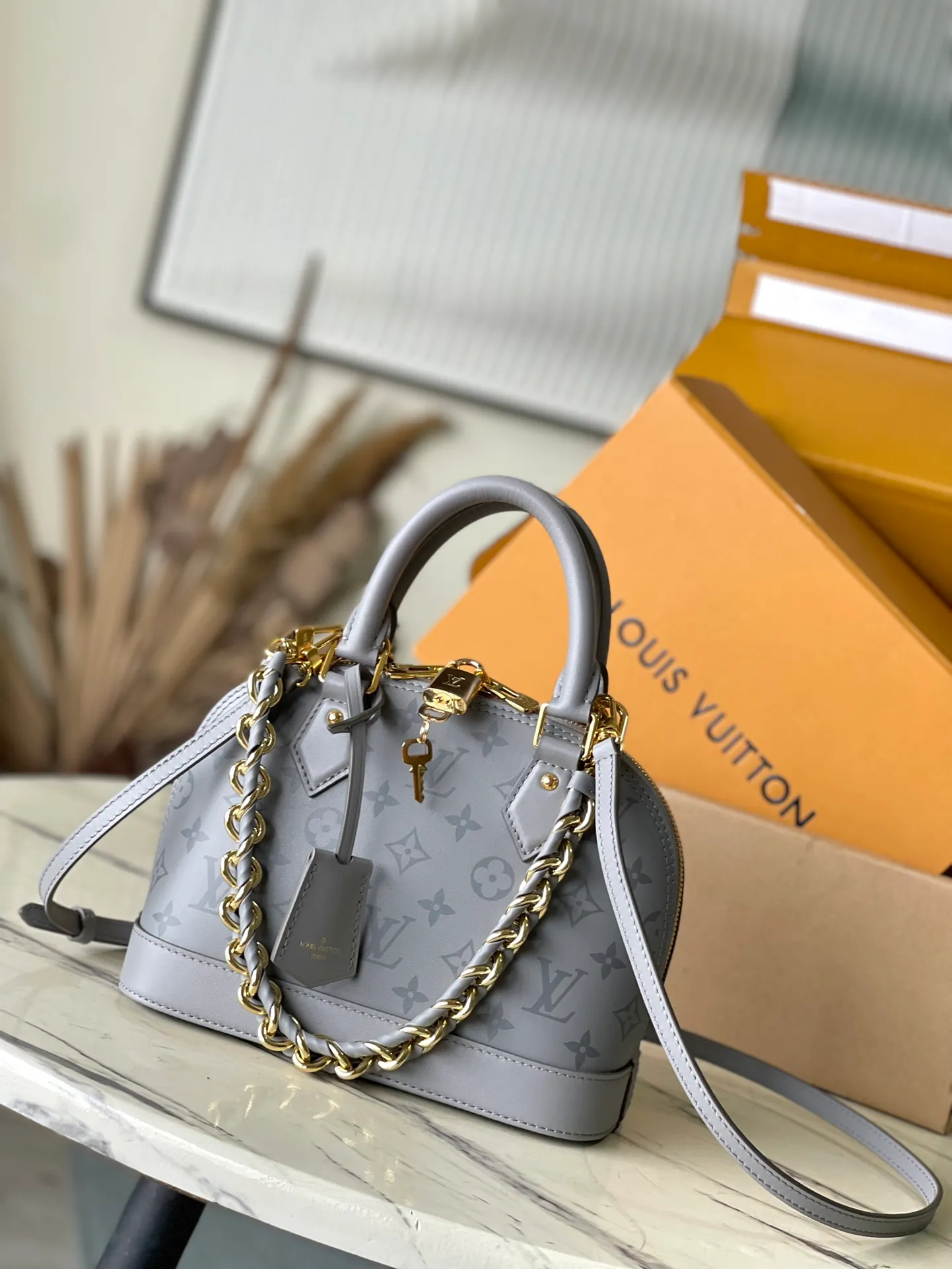 💰1220 (top layer leather) top original single M12561 Monogram Ink series launches the Alma BB handbag, which interprets the original design in 1934 with cow leather covered with the brand's Monogram pattern. The new braided chain adds elegance and allows for a short shoulder option. Dimensions: 23.5 × 17.5 × 11.5 cm