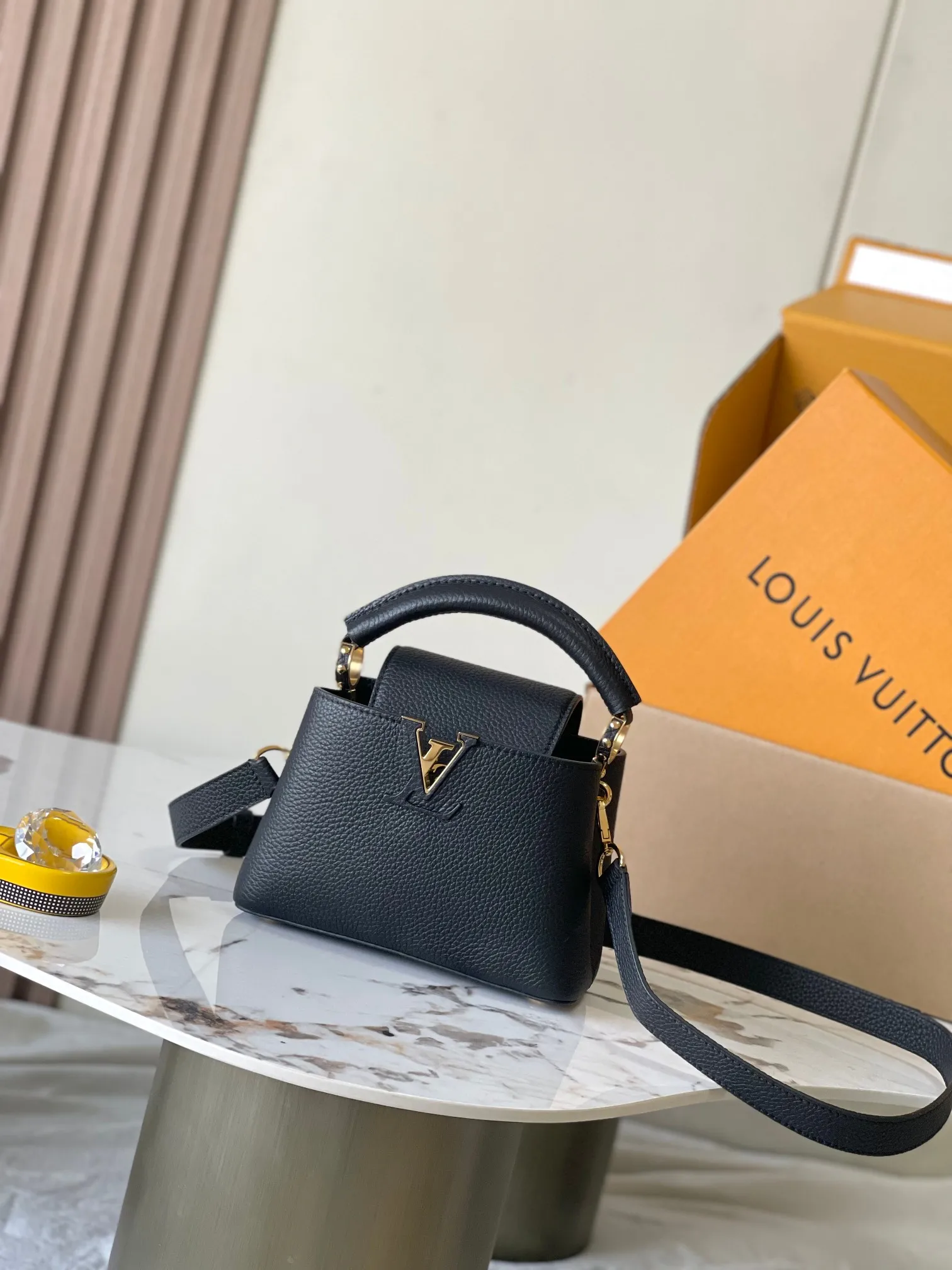 p3400 [Special grade MB chip version original leather] Capucines mini black gold Model: M24729 black dynamic chip version Material: A-grade all-steel hardware, imported original fabric Packaging: full set of original duty-free MB packaging Size: 21*14*8CM