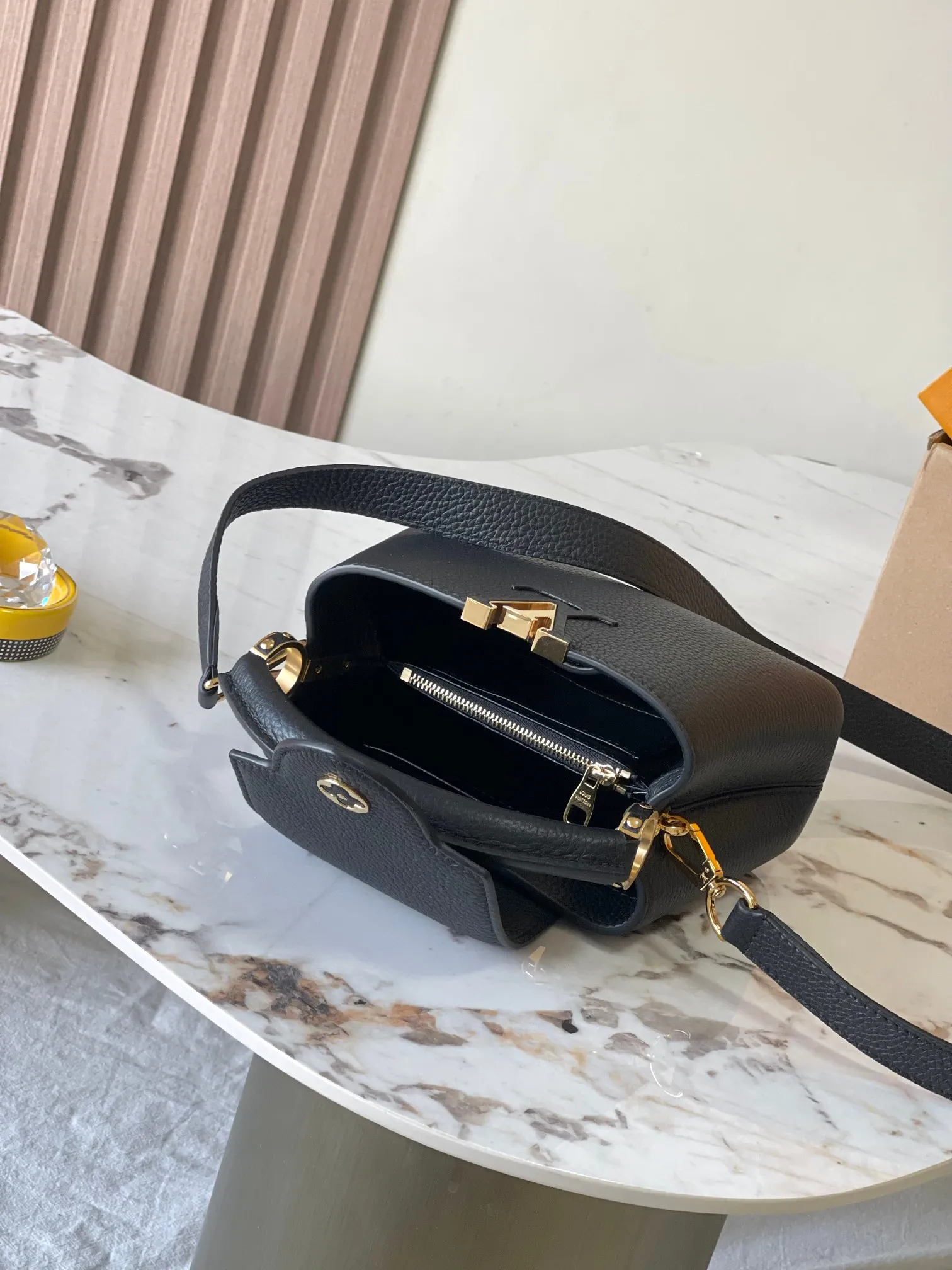p3400 [Special grade MB chip version original leather] Capucines mini black gold Model: M24729 black dynamic chip version Material: A-grade all-steel hardware, imported original fabric Packaging: full set of original duty-free MB packaging Size: 21*14*8CM