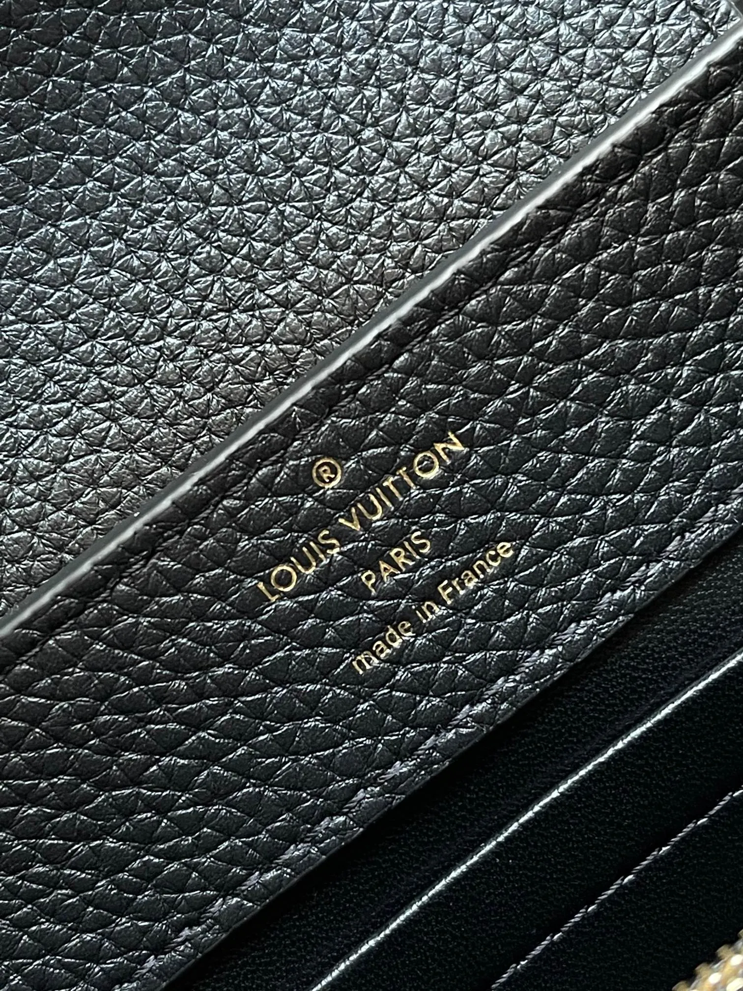 p3400 [Special grade MB chip version original leather] Capucines mini black gold Model: M24729 black dynamic chip version Material: A-grade all-steel hardware, imported original fabric Packaging: full set of original duty-free MB packaging Size: 21*14*8CM