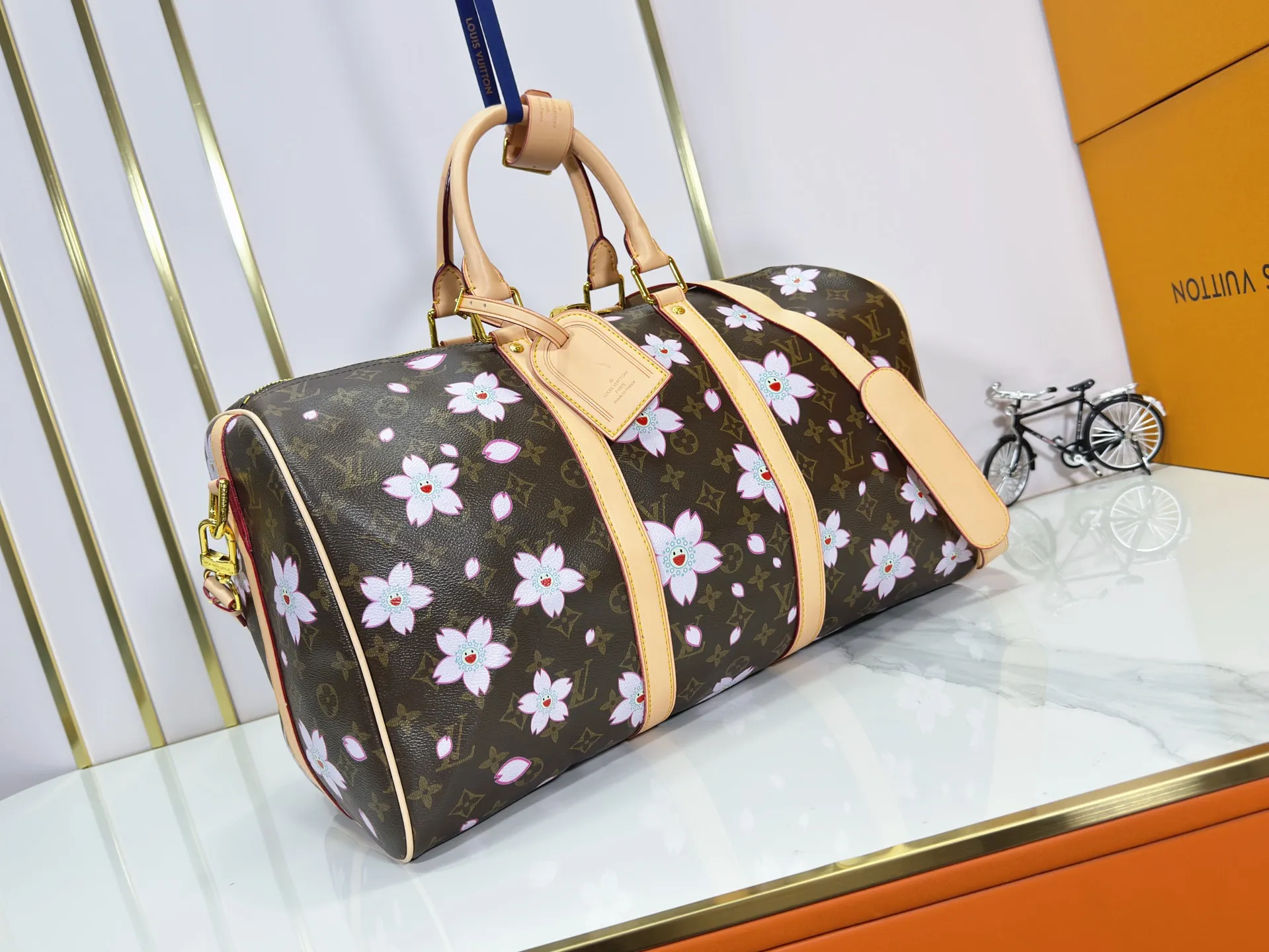 P340 Upgraded Original M41418 41416 98004 Takashi Murakami Sakura This Keepall Bandoulière 45 travel bag is made of Monogram Macassar canvas, which simultaneously renders bright colors for the side straps, nameplate, fabric lining and top leather handle. The size of your carry-on luggage hides plenty of space. Dimensions: 45x27x20