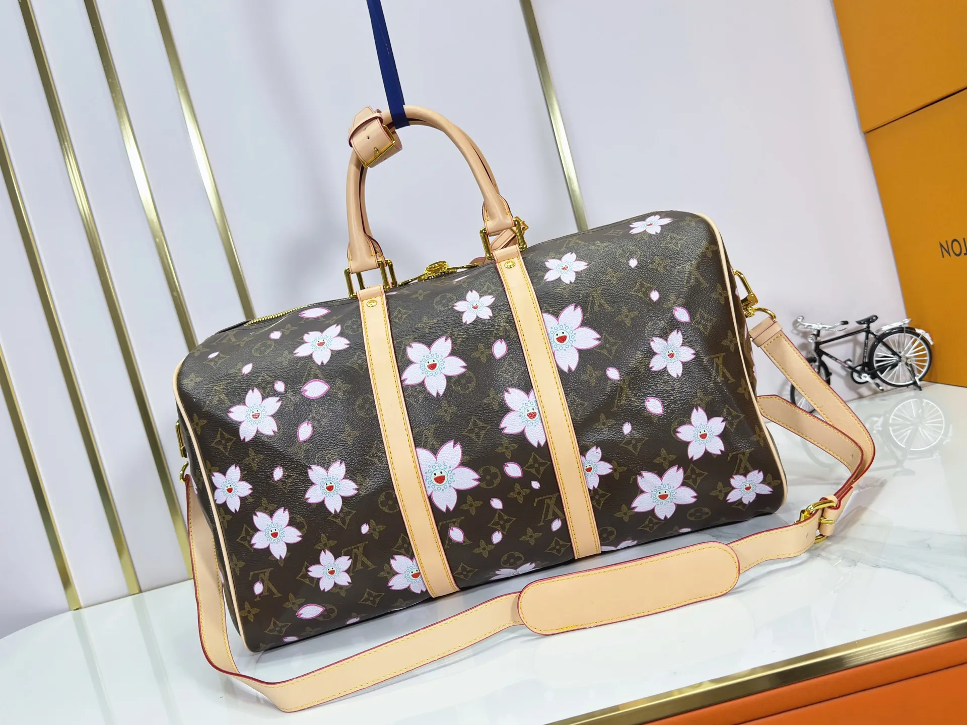 P340 Upgraded Original M41418 41416 98004 Takashi Murakami Sakura This Keepall Bandoulière 45 travel bag is made of Monogram Macassar canvas, which simultaneously renders bright colors for the side straps, nameplate, fabric lining and top leather handle. The size of your carry-on luggage hides plenty of space. Dimensions: 45x27x20