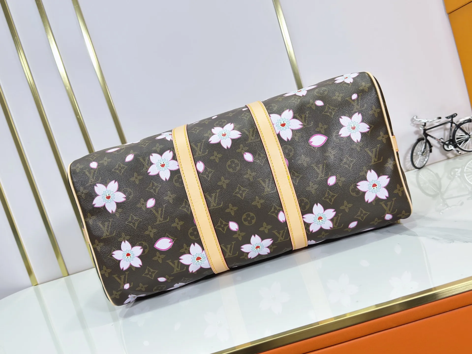 P340 Upgraded Original M41418 41416 98004 Takashi Murakami Sakura This Keepall Bandoulière 45 travel bag is made of Monogram Macassar canvas, which simultaneously renders bright colors for the side straps, nameplate, fabric lining and top leather handle. The size of your carry-on luggage hides plenty of space. Dimensions: 45x27x20