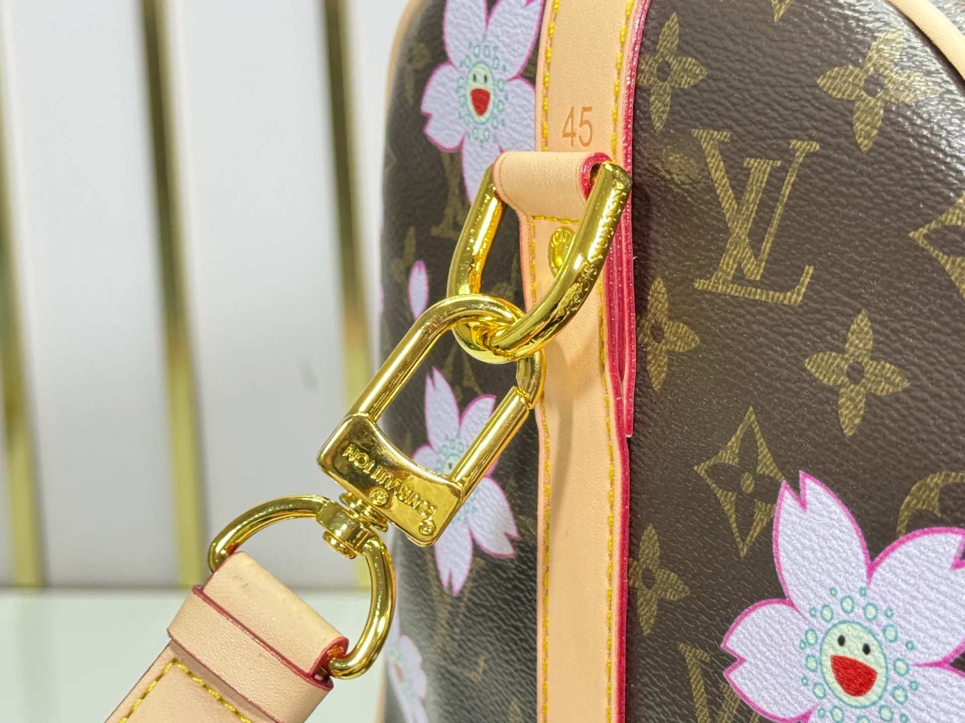 P340 Upgraded Original M41418 41416 98004 Takashi Murakami Sakura This Keepall Bandoulière 45 travel bag is made of Monogram Macassar canvas, which simultaneously renders bright colors for the side straps, nameplate, fabric lining and top leather handle. The size of your carry-on luggage hides plenty of space. Dimensions: 45x27x20