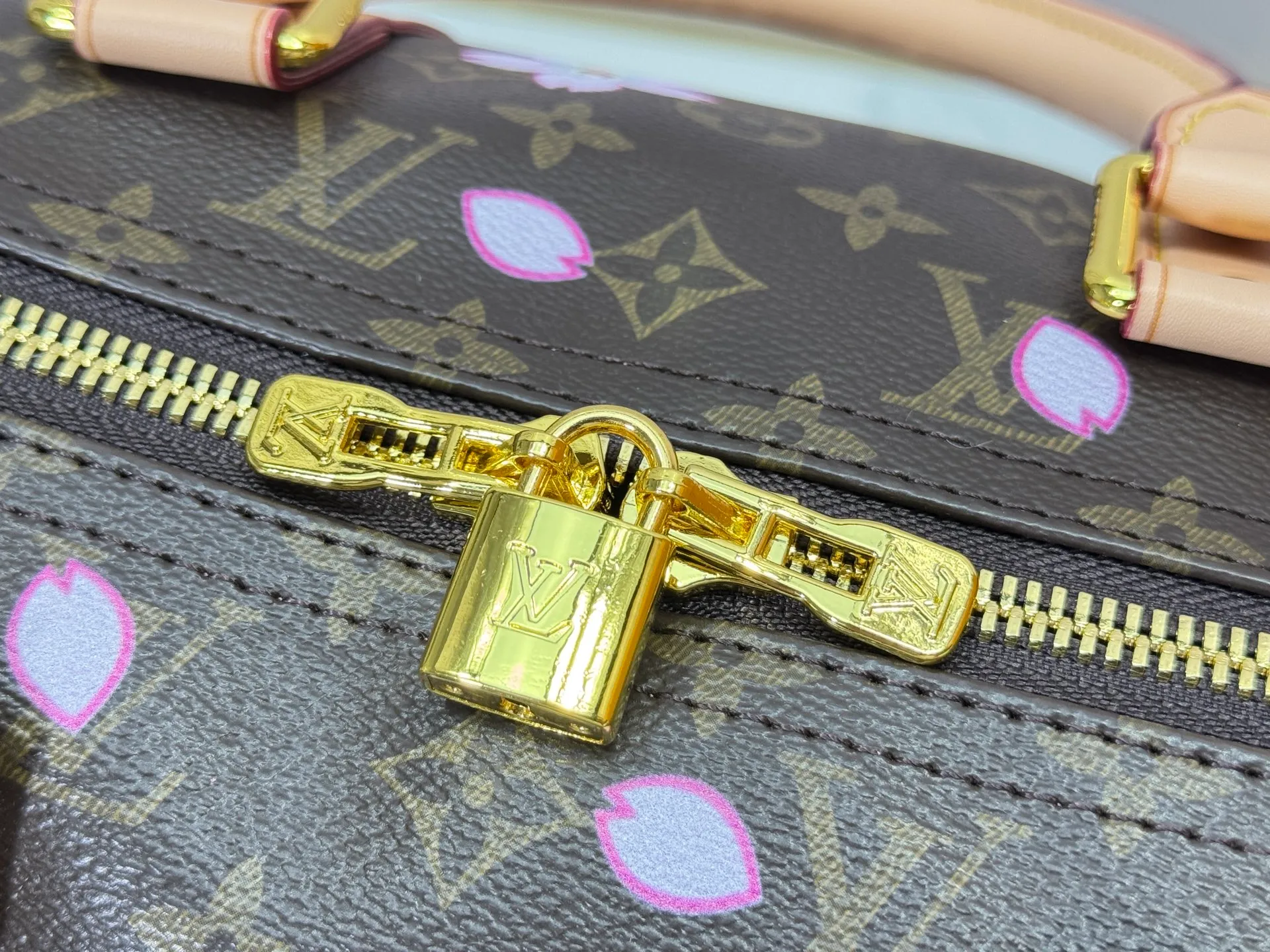 P340 Upgraded Original M41418 41416 98004 Takashi Murakami Sakura This Keepall Bandoulière 45 travel bag is made of Monogram Macassar canvas, which simultaneously renders bright colors for the side straps, nameplate, fabric lining and top leather handle. The size of your carry-on luggage hides plenty of space. Dimensions: 45x27x20
