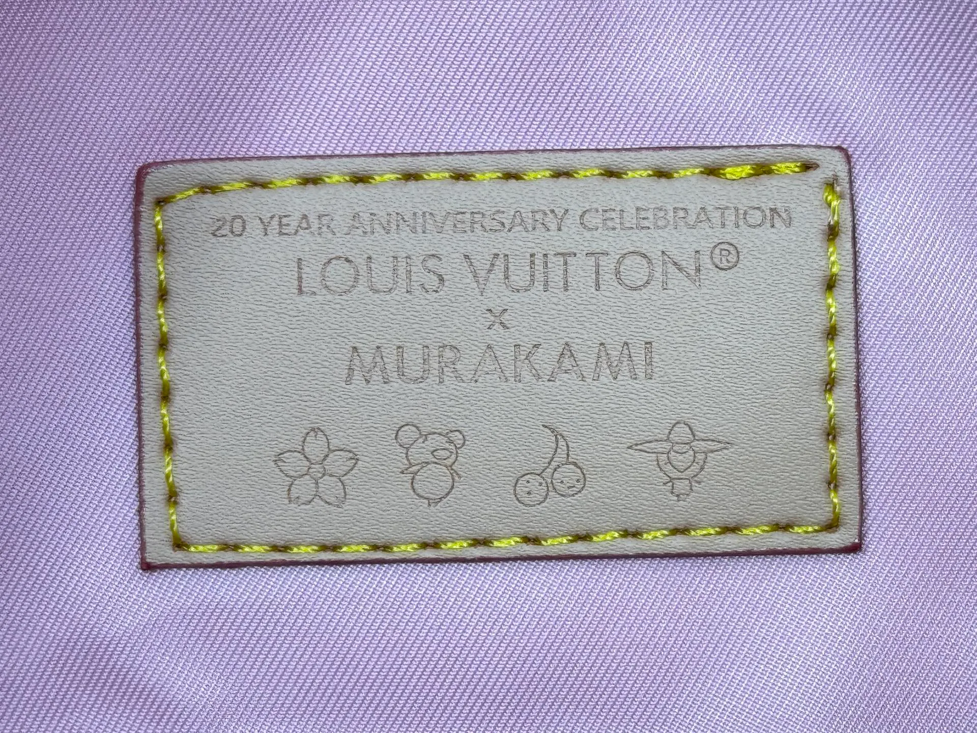 P340 Upgraded Original M41418 41416 98004 Takashi Murakami Sakura This Keepall Bandoulière 45 travel bag is made of Monogram Macassar canvas, which simultaneously renders bright colors for the side straps, nameplate, fabric lining and top leather handle. The size of your carry-on luggage hides plenty of space. Dimensions: 45x27x20