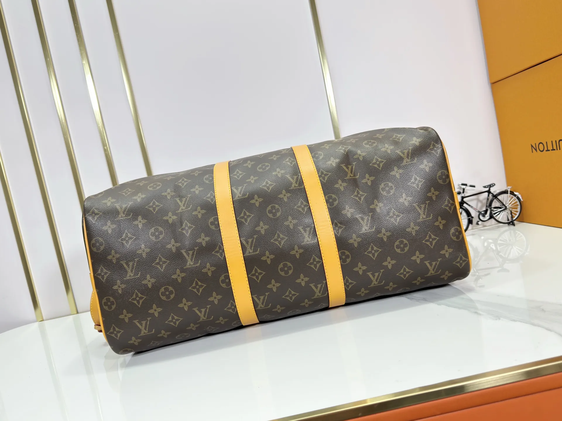 P360 Upgraded Original M41416 M12634 Yellow M12633 Dark Blue M12629 Light Blue M12630 Dark Green Top Original This Keepall Bandoulière 50 travel bag is made of Monogram Macassar canvas, which simultaneously renders bright colors for the side straps, nameplate, fabric lining and top leather handle. The size of your carry-on luggage hides plenty of space. 50.0 x 29.0 x 23.0 cm (L x H x W) • Monogram Macassar coated canvas • Cow leather trim • Textile lining • Metal hardware • Carry-on dimensions • Double zipper closure • Padlock • Removable name tag • Internal zip pocket • Shoulder strap: removable, adjustable • Half-length strap: 36.0 cm • Half-length strap adjustable to: 50.0 cm • Handle: Double handle