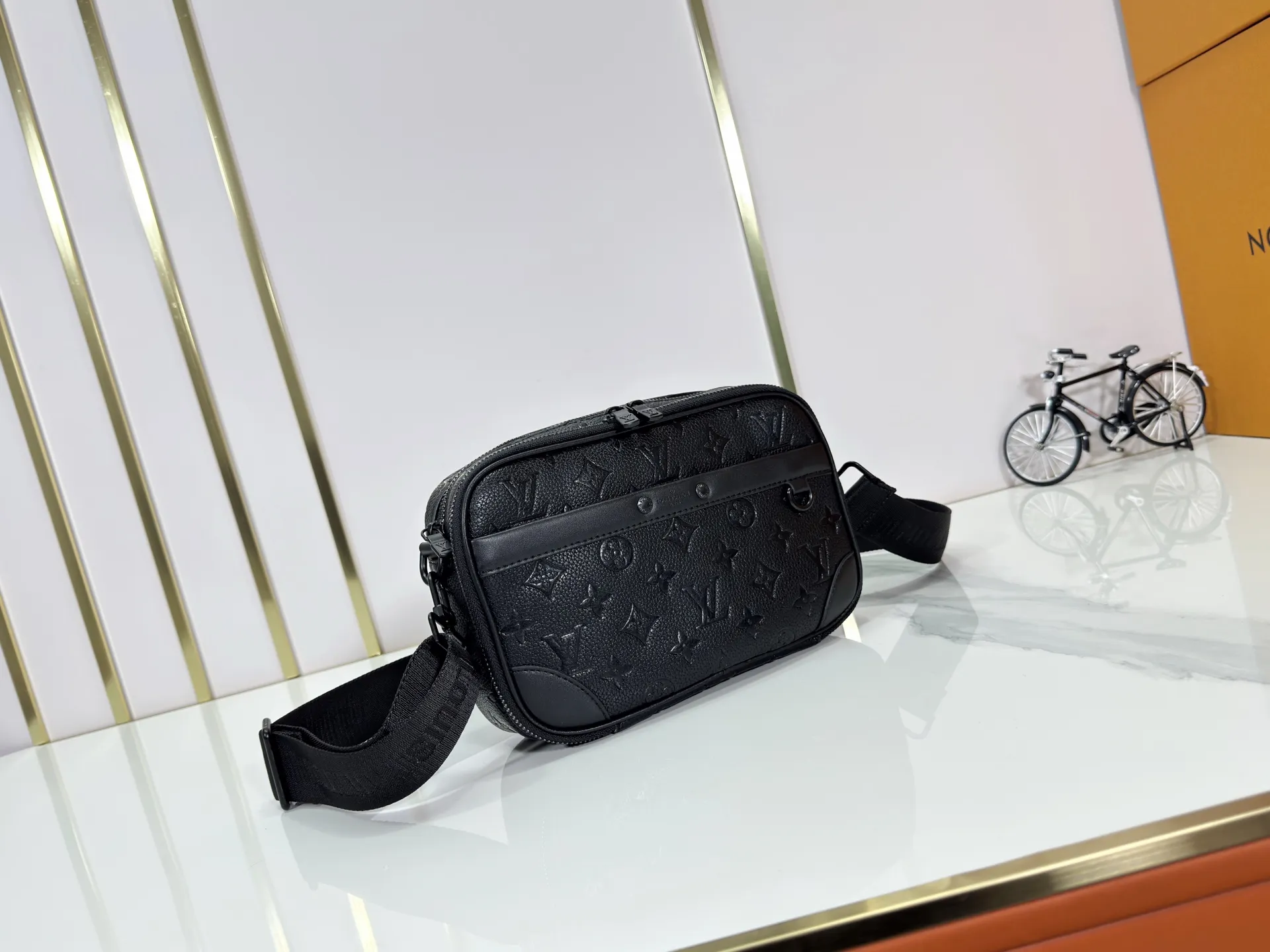 P220 upgraded original M82542 M31069 M46955 M31014 M31016 nano alpha handbag is made of monogram shadow leather with subtle embossed monogram pattern, which makes the compact structure show elegant style. Black leather rivets with black floral pattern, two corners wrapped compartments on the front, box bag, camera bag, shoulder bag oo[handshake][handshake] rivet elements are marked with brand imprints, zipper compartments and external patch pockets are convenient for storing daily needs, and the detachable and adjustable leather shoulder strap allows for comfortable carrying. 24 x 16 x 8 cm (length x height x width)