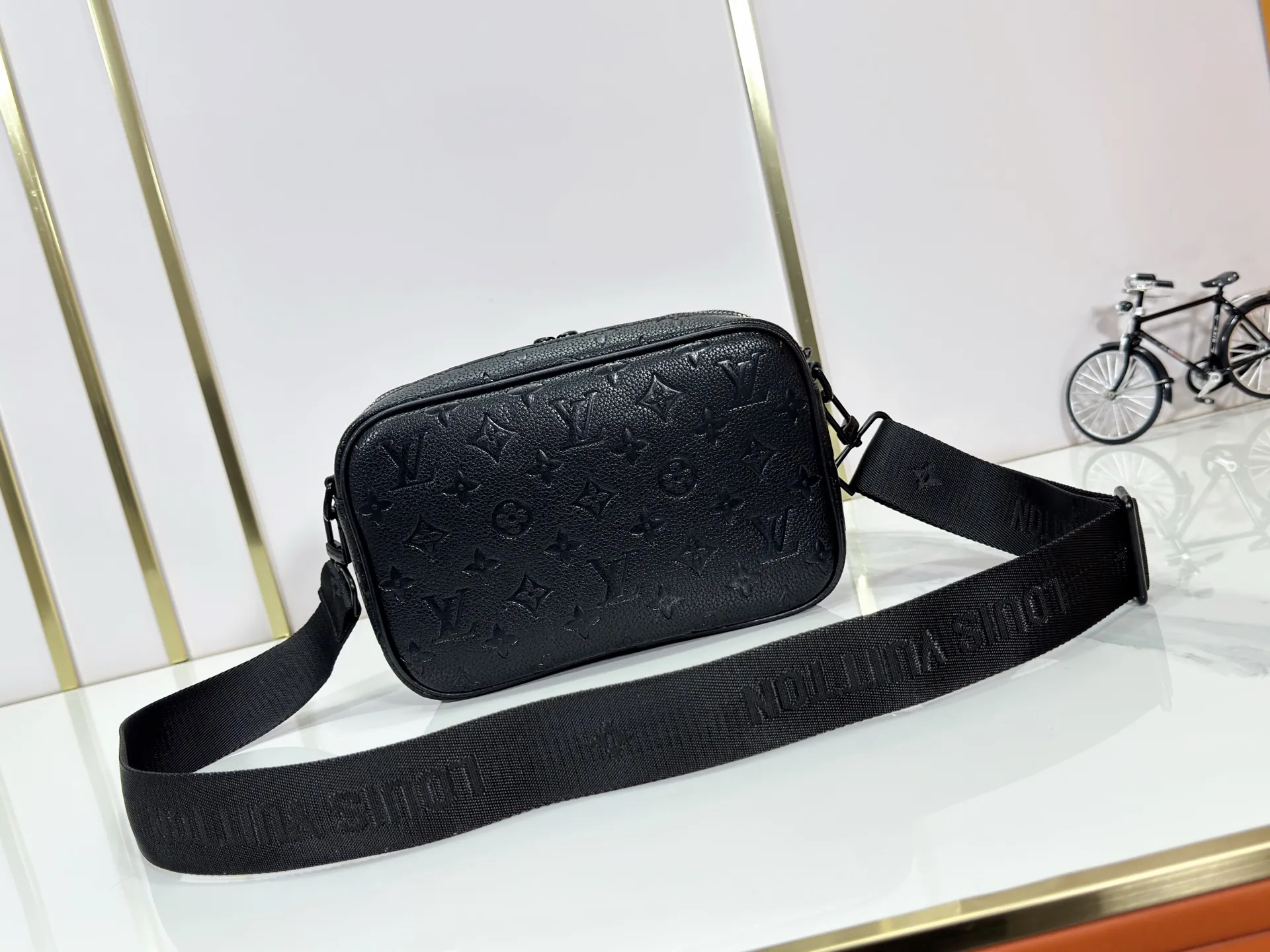 P220 upgraded original M82542 M31069 M46955 M31014 M31016 nano alpha handbag is made of monogram shadow leather with subtle embossed monogram pattern, which makes the compact structure show elegant style. Black leather rivets with black floral pattern, two corners wrapped compartments on the front, box bag, camera bag, shoulder bag oo[handshake][handshake] rivet elements are marked with brand imprints, zipper compartments and external patch pockets are convenient for storing daily needs, and the detachable and adjustable leather shoulder strap allows for comfortable carrying. 24 x 16 x 8 cm (length x height x width)