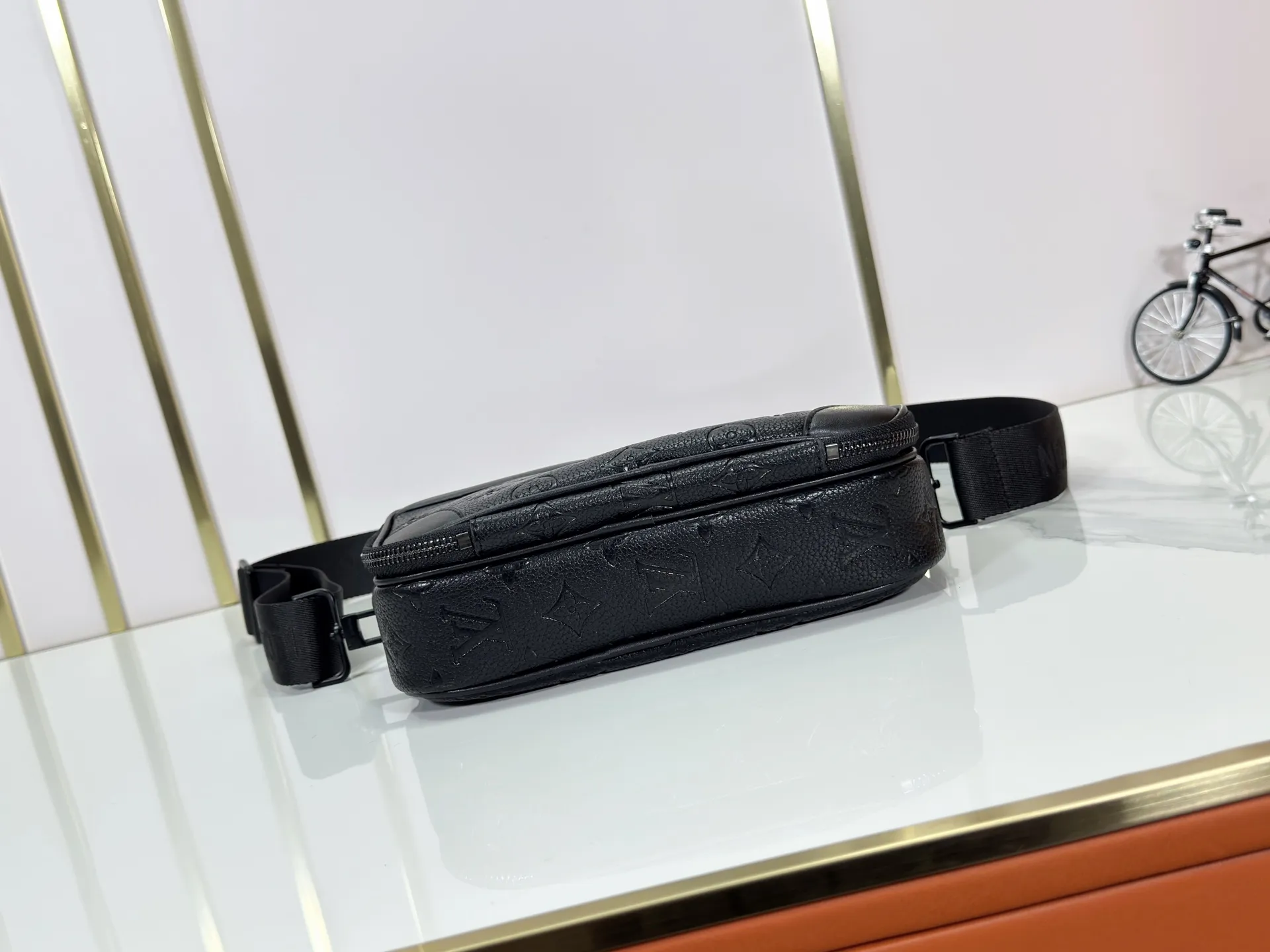 P220 upgraded original M82542 M31069 M46955 M31014 M31016 nano alpha handbag is made of monogram shadow leather with subtle embossed monogram pattern, which makes the compact structure show elegant style. Black leather rivets with black floral pattern, two corners wrapped compartments on the front, box bag, camera bag, shoulder bag oo[handshake][handshake] rivet elements are marked with brand imprints, zipper compartments and external patch pockets are convenient for storing daily needs, and the detachable and adjustable leather shoulder strap allows for comfortable carrying. 24 x 16 x 8 cm (length x height x width)