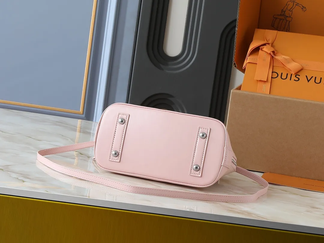 💰240💰Upgraded original M41160 M41327 M40855 M40862 M53152 This Alma BB handbag is based on a classic Louis Vuitton bag designed in 1934 with an Art Deco style. In 2010, on the occasion of the 20th anniversary of the official launch of the Alma bag, a mini model was specially designed for the daughter of the woman who owns this bag. The Alma BB bag features a removable shoulder strap for lightweight cross-body wear. A new and stylish take on a classic shape, this bag in Epi leather is available in a range of bright, vibrant colors. Size: 25×19×12cm