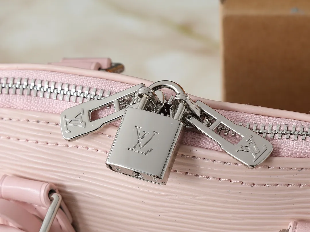💰240💰Upgraded original M41160 M41327 M40855 M40862 M53152 This Alma BB handbag is based on a classic Louis Vuitton bag designed in 1934 with an Art Deco style. In 2010, on the occasion of the 20th anniversary of the official launch of the Alma bag, a mini model was specially designed for the daughter of the woman who owns this bag. The Alma BB bag features a removable shoulder strap for lightweight cross-body wear. A new and stylish take on a classic shape, this bag in Epi leather is available in a range of bright, vibrant colors. Size: 25×19×12cm