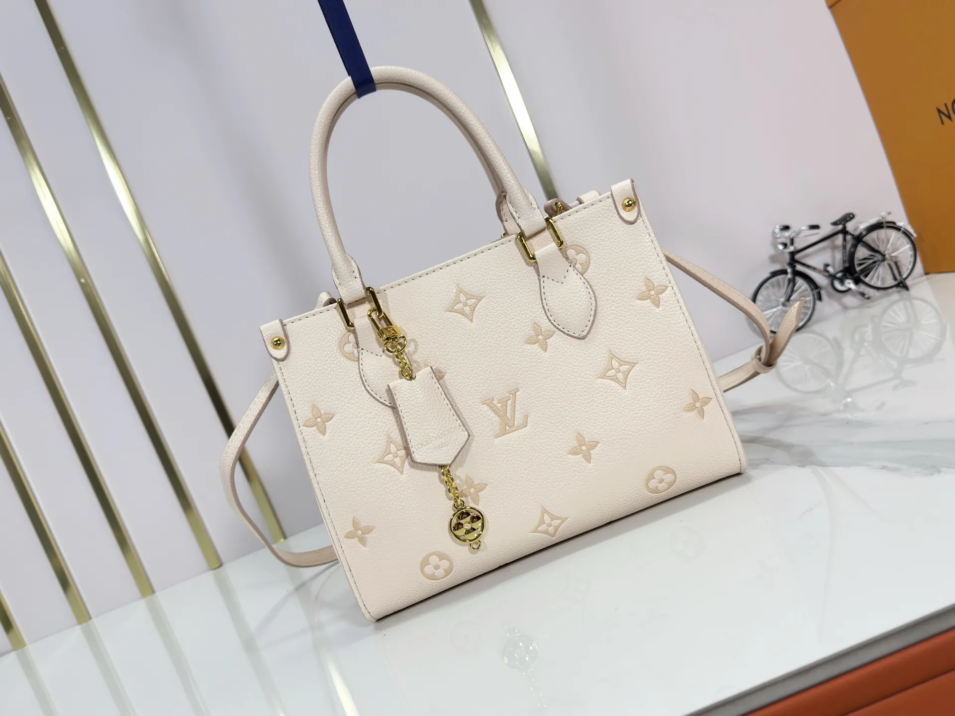 P240 upgrades the original M14403. This OnTheGo small handbag renews the brand's classic Monogram Empreinte leather, using the same tone to outline the pattern. The detachable metal chain accentuates the details, the striped fabric lining adds an elegant touch, and the detachable shoulder strap allows for shoulder or cross-body wear. 25.0 x 19.0 x 11.5 cm (length x height x width)