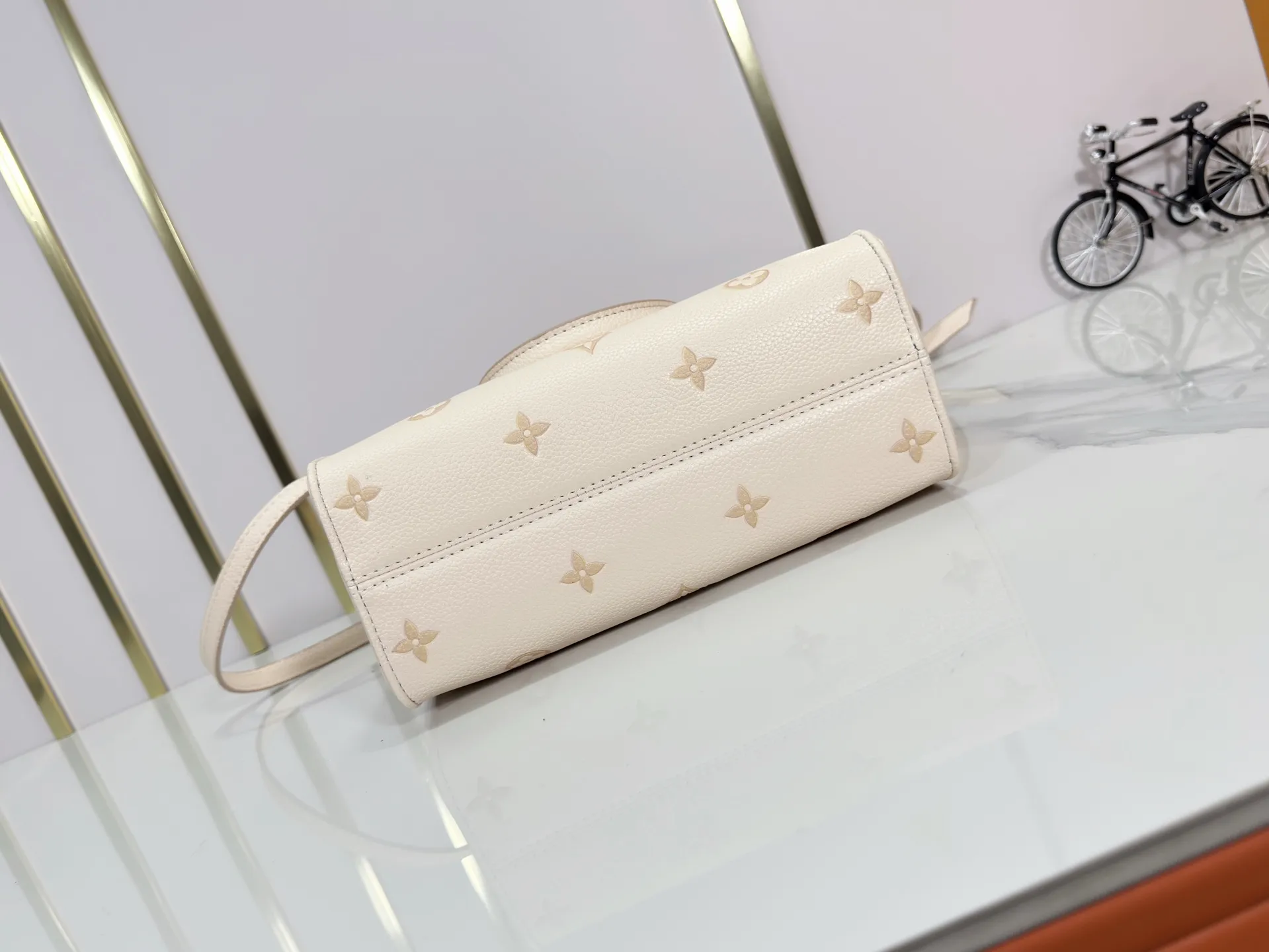 P240 upgrades the original M14403. This OnTheGo small handbag renews the brand's classic Monogram Empreinte leather, using the same tone to outline the pattern. The detachable metal chain accentuates the details, the striped fabric lining adds an elegant touch, and the detachable shoulder strap allows for shoulder or cross-body wear. 25.0 x 19.0 x 11.5 cm (length x height x width)