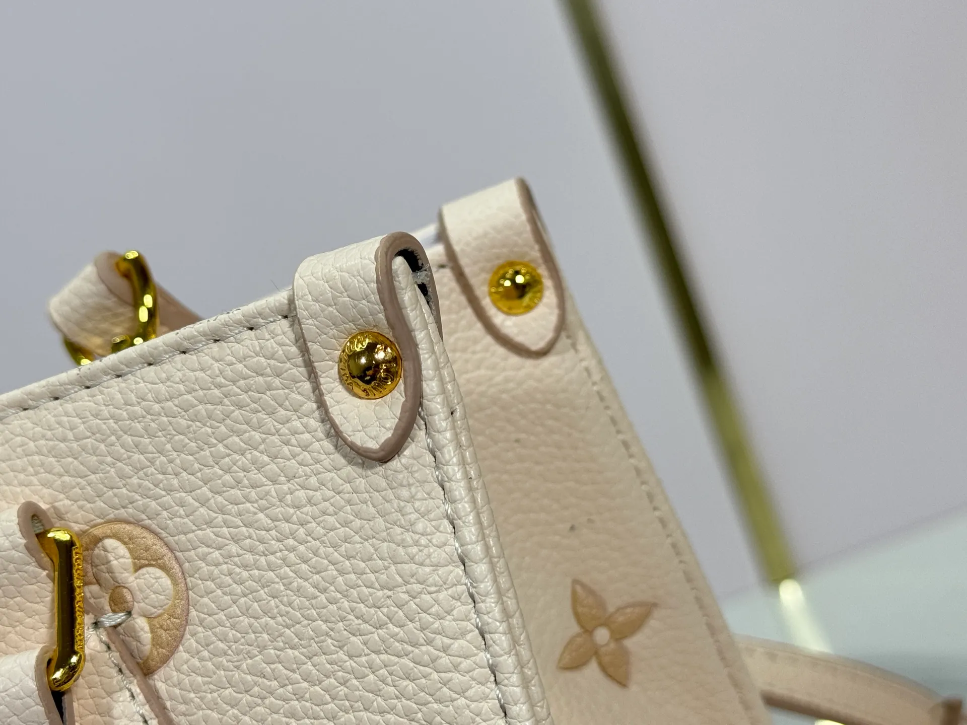 P240 upgrades the original M14403. This OnTheGo small handbag renews the brand's classic Monogram Empreinte leather, using the same tone to outline the pattern. The detachable metal chain accentuates the details, the striped fabric lining adds an elegant touch, and the detachable shoulder strap allows for shoulder or cross-body wear. 25.0 x 19.0 x 11.5 cm (length x height x width)