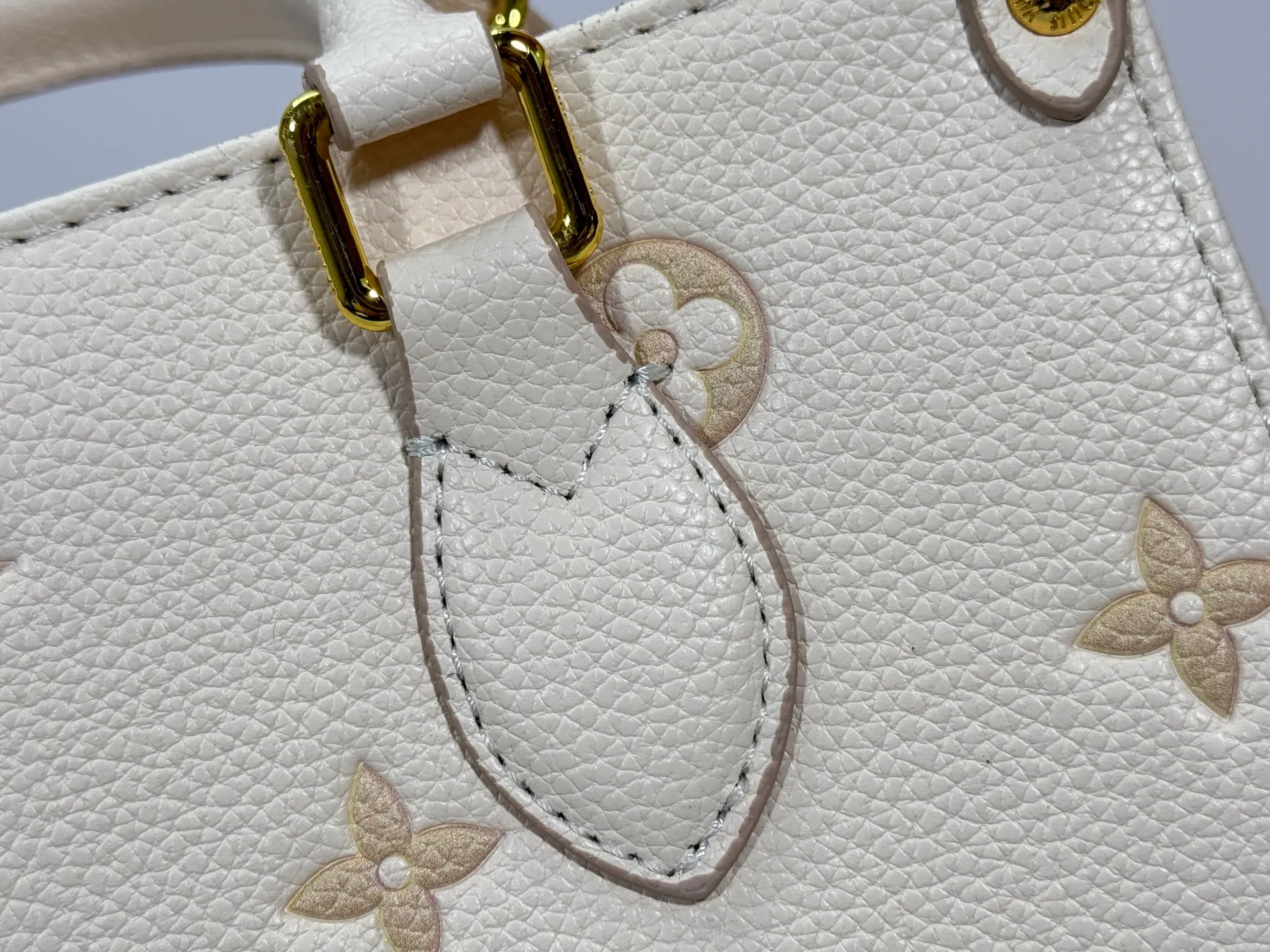 P240 upgrades the original M14403. This OnTheGo small handbag renews the brand's classic Monogram Empreinte leather, using the same tone to outline the pattern. The detachable metal chain accentuates the details, the striped fabric lining adds an elegant touch, and the detachable shoulder strap allows for shoulder or cross-body wear. 25.0 x 19.0 x 11.5 cm (length x height x width)