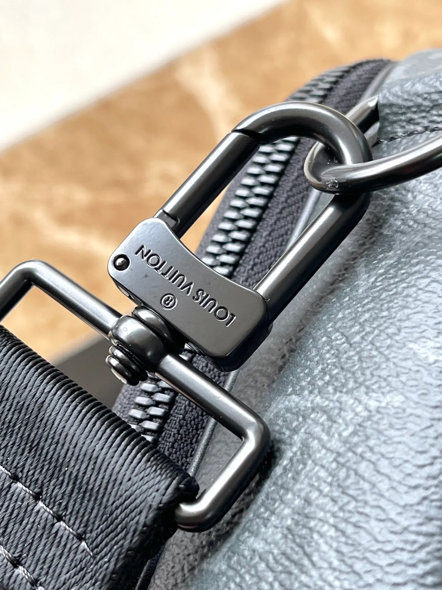 💰940 Top Original Order M46955 Black Flower This Apha messenger bag is made of Monogram Eclipse canvas, with a green and exquisite structure touched by a stacking pen. The zipper compartment ensures the safety of items, and the rivets on the front pocket add the brand mark. Dimensions: 24 × 16 × 8 cm