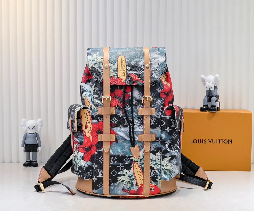 Batch 💰500 Upgraded original M24994 41379 graffiti multifunctional Christopher small backpack uses Monogram canvas to interpret the rugged and simple spirit of a hiking bag. Its unique style is suitable for both work and entertainment, highlighting a high-quality lifestyle. 41 x 47 x 13 cm (length x height x width)