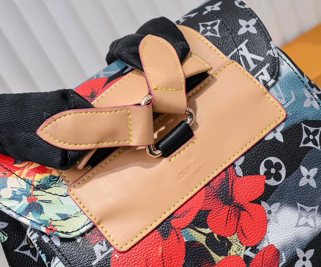 Batch 💰500 Upgraded original M24994 41379 graffiti multifunctional Christopher small backpack uses Monogram canvas to interpret the rugged and simple spirit of a hiking bag. Its unique style is suitable for both work and entertainment, highlighting a high-quality lifestyle. 41 x 47 x 13 cm (length x height x width)