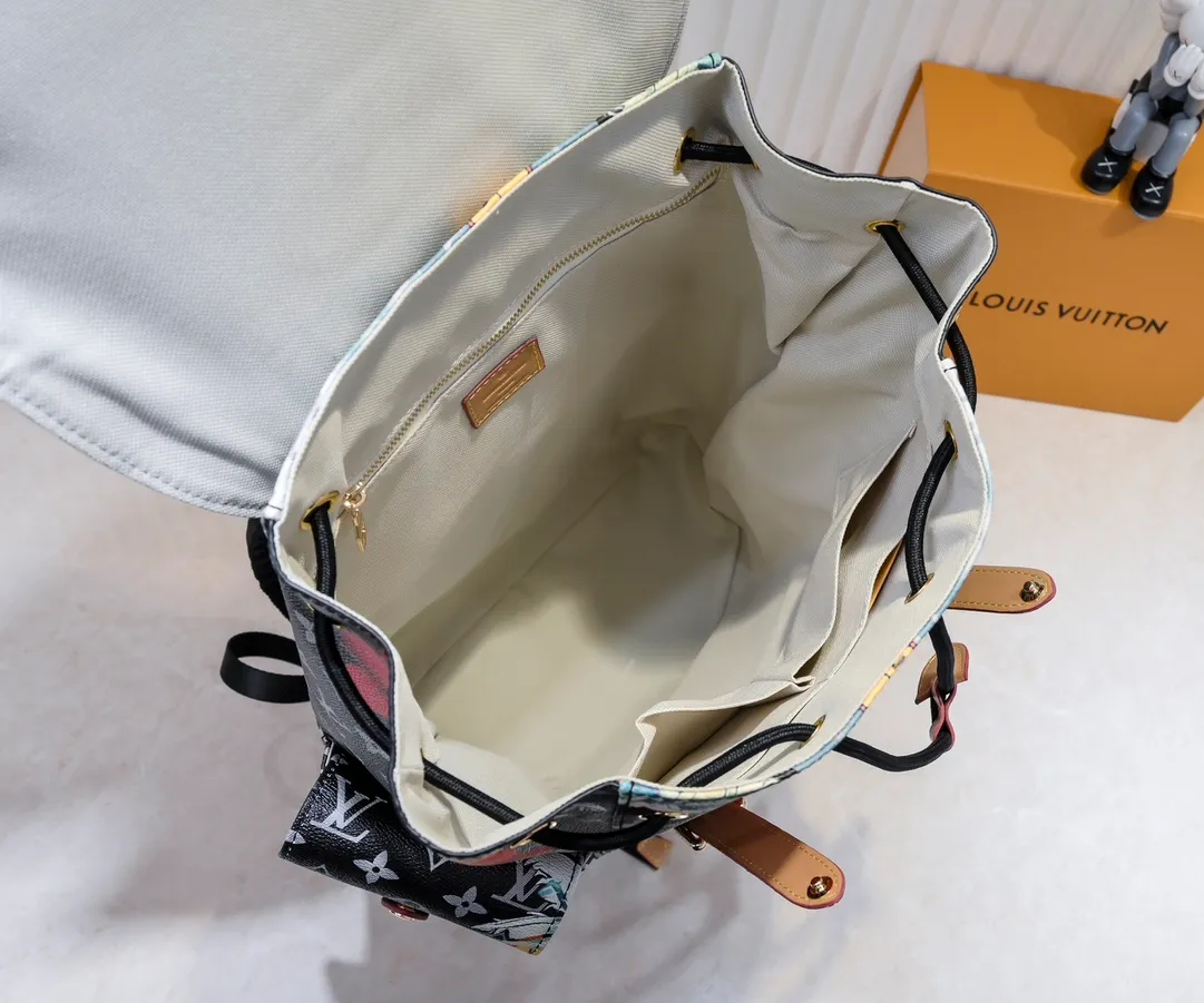 Batch 💰500 Upgraded original M24994 41379 graffiti multifunctional Christopher small backpack uses Monogram canvas to interpret the rugged and simple spirit of a hiking bag. Its unique style is suitable for both work and entertainment, highlighting a high-quality lifestyle. 41 x 47 x 13 cm (length x height x width)