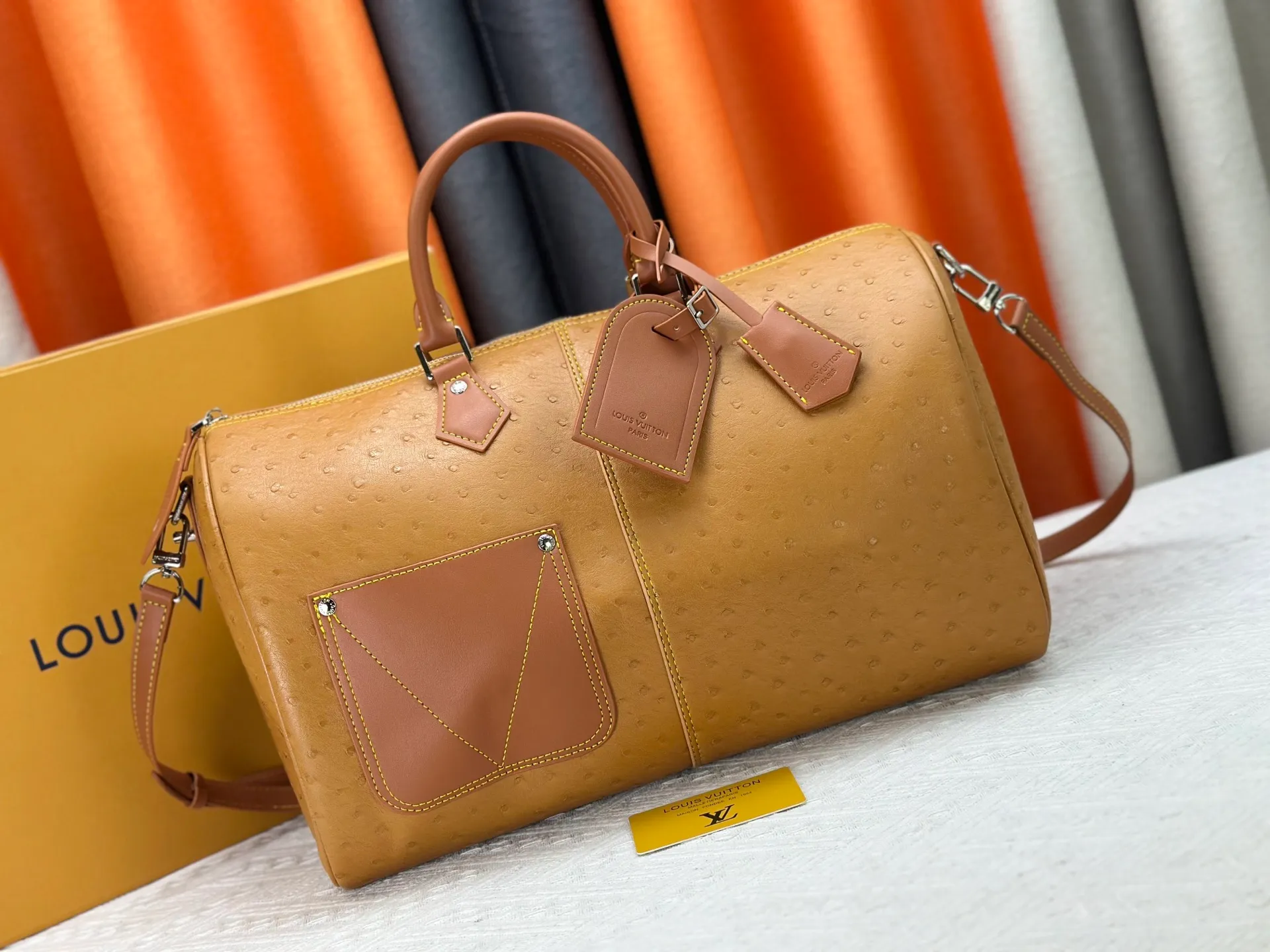 P340 Upgraded original M24420 M24441 M24424 This model has ostrich leather pattern. The Speedy Bandoulière 40 Monogram Leather handbag is made of soft cow leather and uses Monogram pattern to reproduce the elegant look and feel of canvas printing. Dazzling metal hardware, sheepskin lining and nameplate all reflect Creative Director Pharrell Williams' relentless attention to detail. 40x27x20cm (length x height x width)
