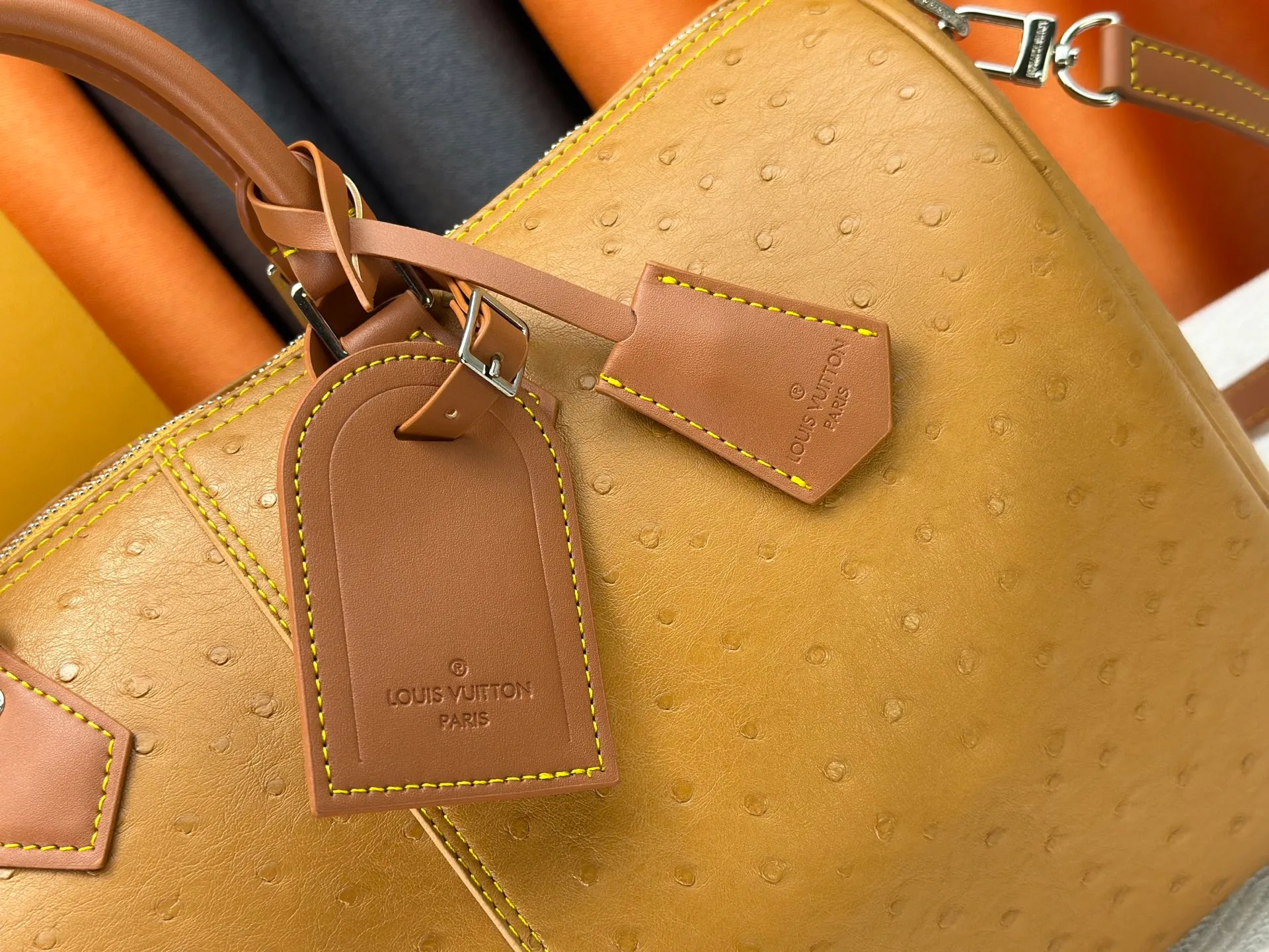 P340 Upgraded original M24420 M24441 M24424 This model has ostrich leather pattern. The Speedy Bandoulière 40 Monogram Leather handbag is made of soft cow leather and uses Monogram pattern to reproduce the elegant look and feel of canvas printing. Dazzling metal hardware, sheepskin lining and nameplate all reflect Creative Director Pharrell Williams' relentless attention to detail. 40x27x20cm (length x height x width)