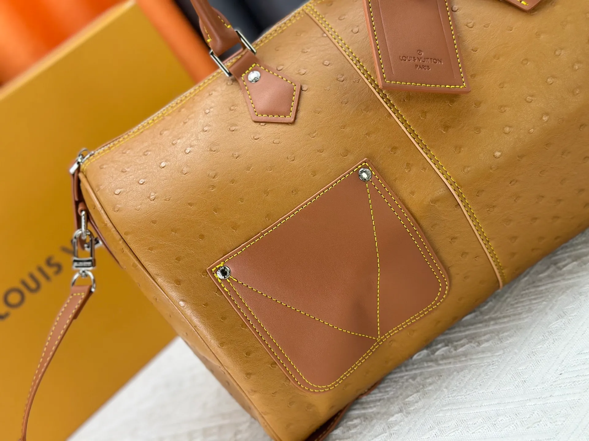 P340 Upgraded original M24420 M24441 M24424 This model has ostrich leather pattern. The Speedy Bandoulière 40 Monogram Leather handbag is made of soft cow leather and uses Monogram pattern to reproduce the elegant look and feel of canvas printing. Dazzling metal hardware, sheepskin lining and nameplate all reflect Creative Director Pharrell Williams' relentless attention to detail. 40x27x20cm (length x height x width)